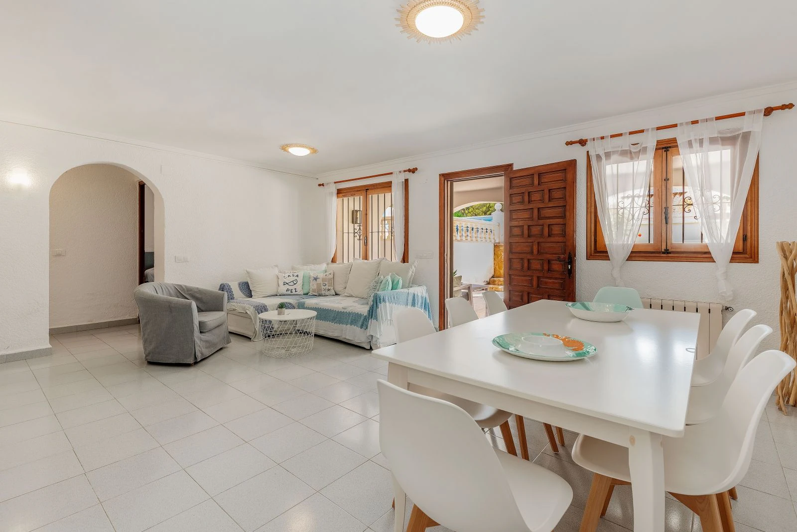Geräumige Villa mit 7 Schlafzimmern, nur einen Schritt vom Zentrum von Moraira entfernt.
