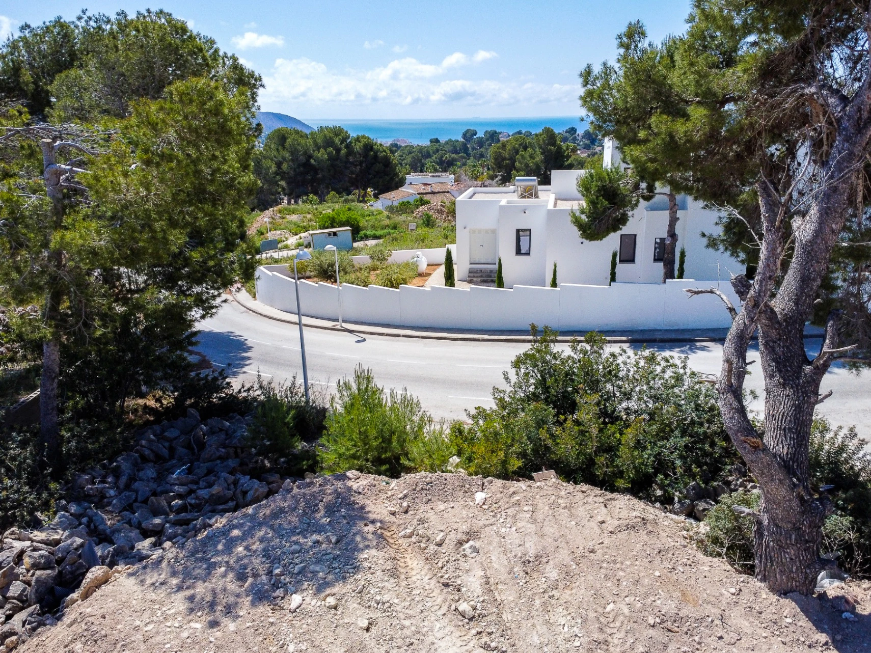 Parcela en Moraira en venta con vista al mar y con toda la infraestructura.