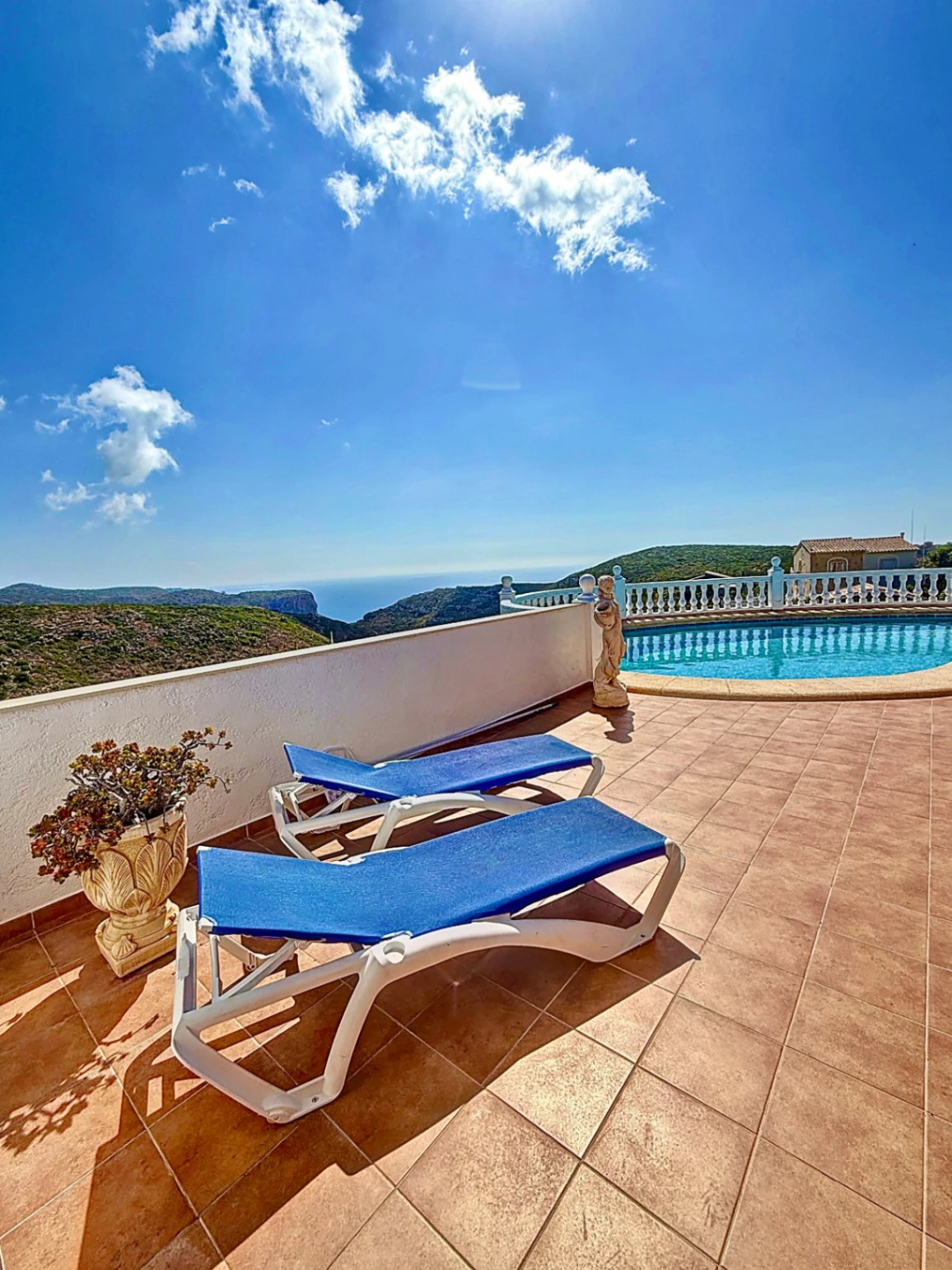 3-bedrooms, 3 bathroom sea view villa overlooking the natural park in Cumbre del Sol
