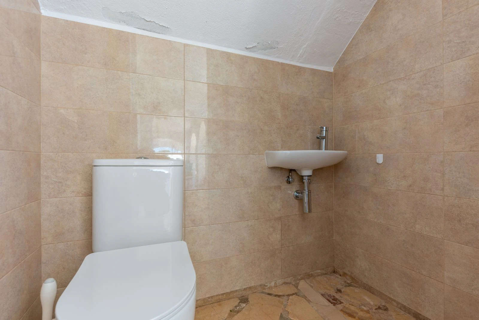 Geräumige Villa mit 7 Schlafzimmern, nur einen Schritt vom Zentrum von Moraira entfernt.