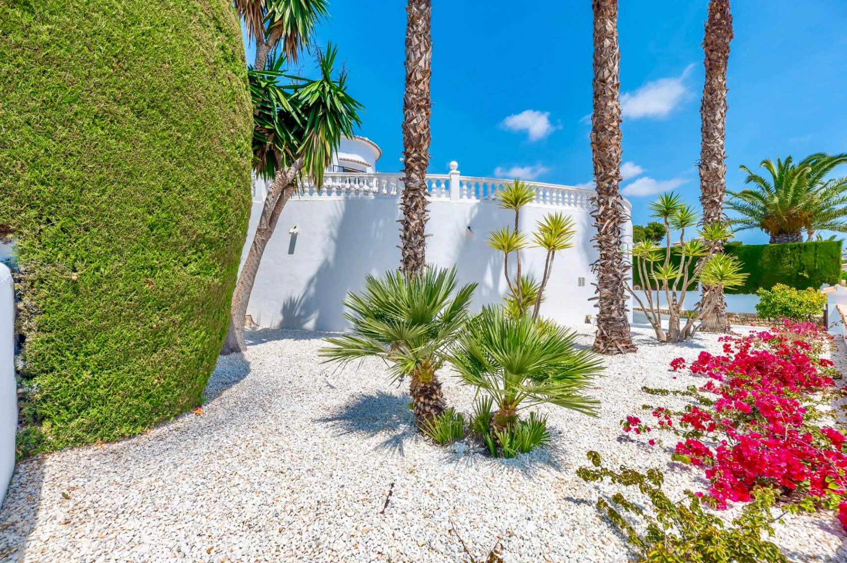 Exklusive, trendige und vollständig renovierte Villa mit Panoramameerblick zum Verkauf in Moraira – Toplage in der Nähe von Zentrum und Strand.