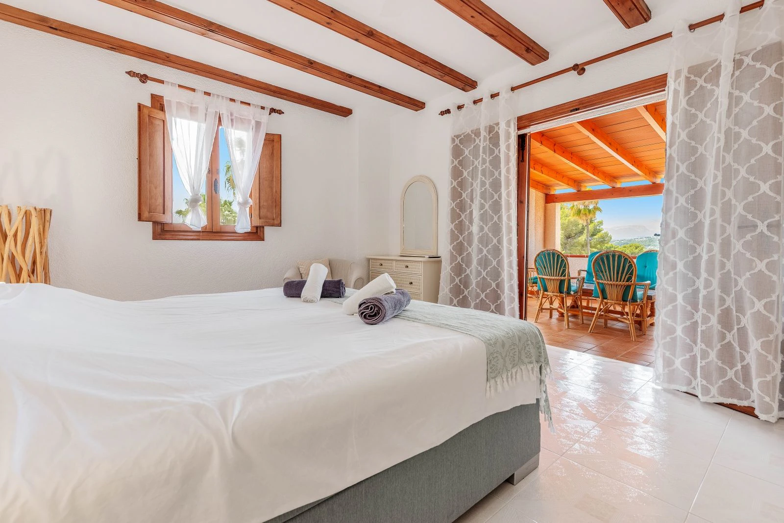 Geräumige Villa mit 7 Schlafzimmern, nur einen Schritt vom Zentrum von Moraira entfernt.