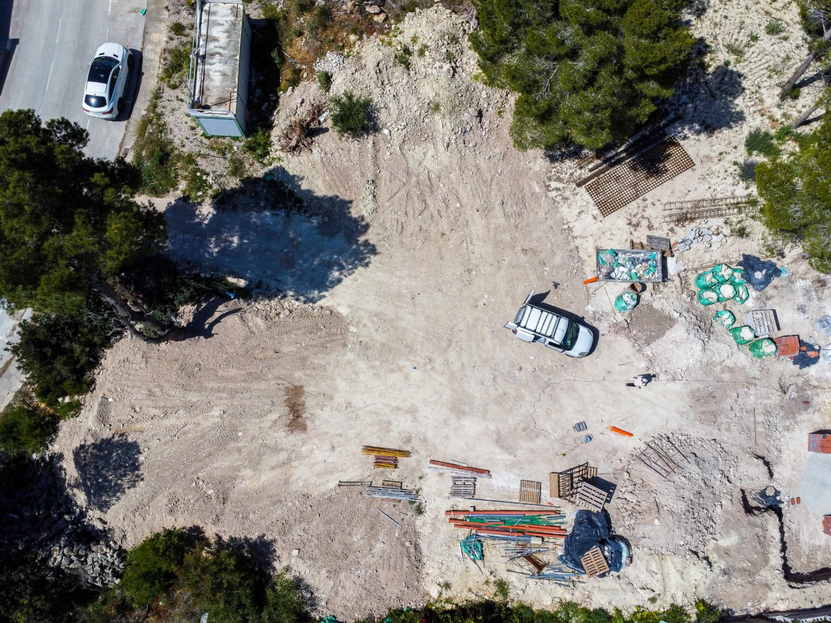 Parcela en Moraira en venta con vista al mar y con toda la infraestructura.