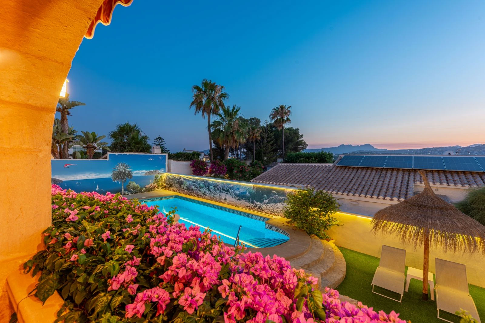 Geräumige Villa mit 7 Schlafzimmern, nur einen Schritt vom Zentrum von Moraira entfernt.