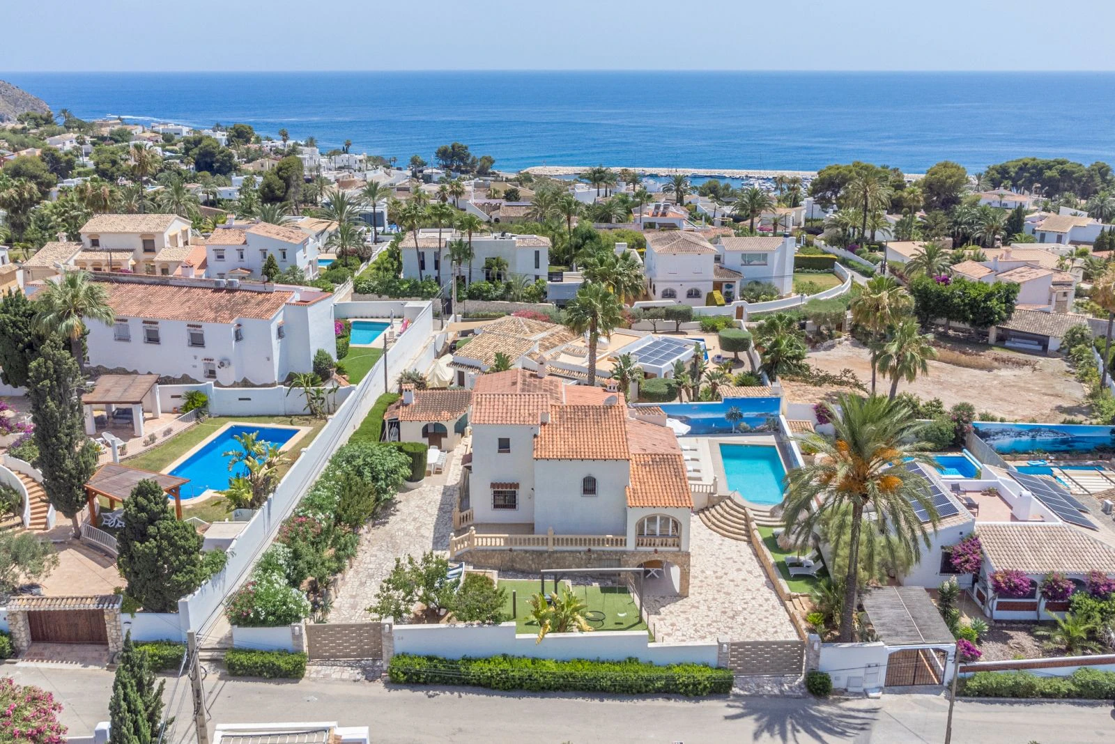 Geräumige Villa mit 7 Schlafzimmern, nur einen Schritt vom Zentrum von Moraira entfernt.