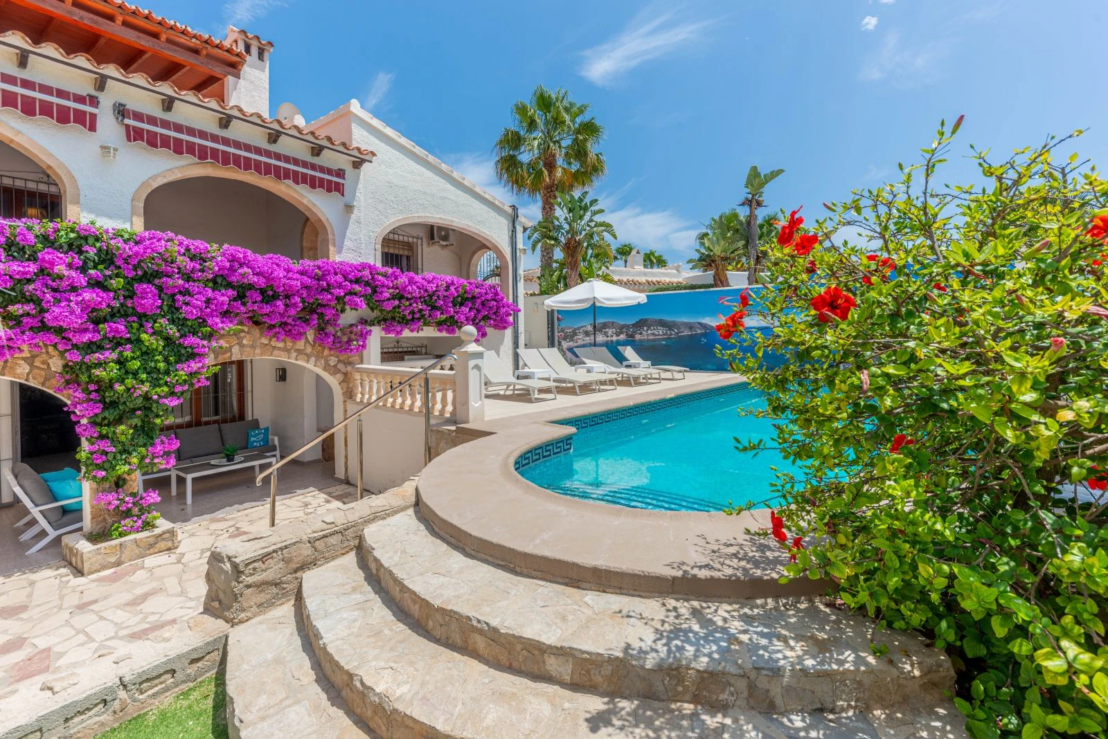 Geräumige Villa mit 7 Schlafzimmern, nur einen Schritt vom Zentrum von Moraira entfernt.