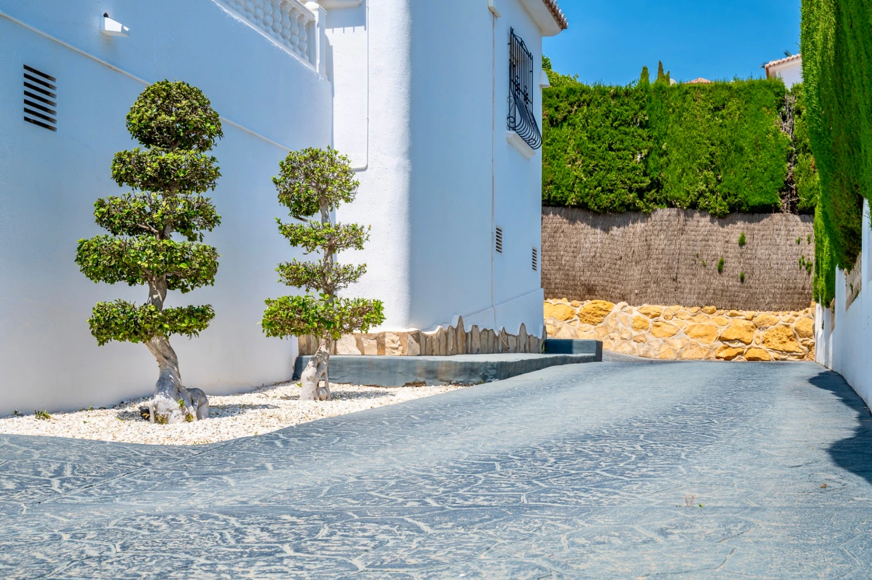 Exklusive, trendige und vollständig renovierte Villa mit Panoramameerblick zum Verkauf in Moraira – Toplage in der Nähe von Zentrum und Strand.