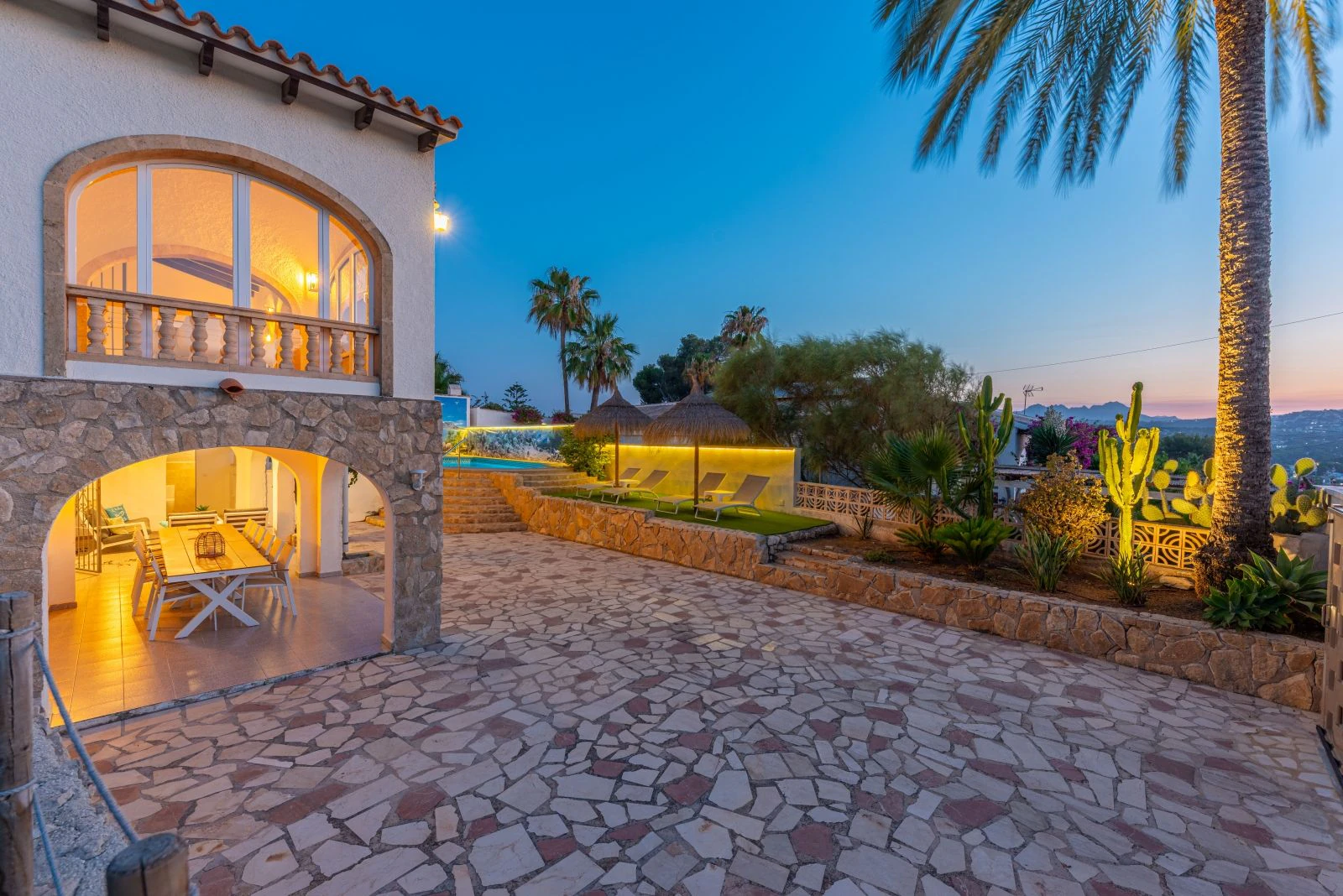 Geräumige Villa mit 7 Schlafzimmern, nur einen Schritt vom Zentrum von Moraira entfernt.