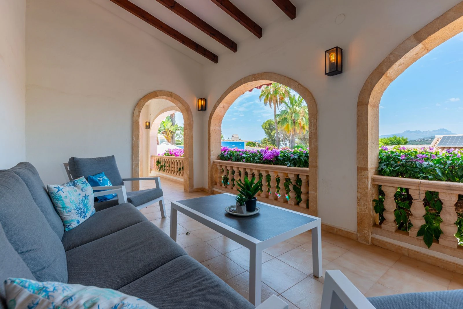 Geräumige Villa mit 7 Schlafzimmern, nur einen Schritt vom Zentrum von Moraira entfernt.