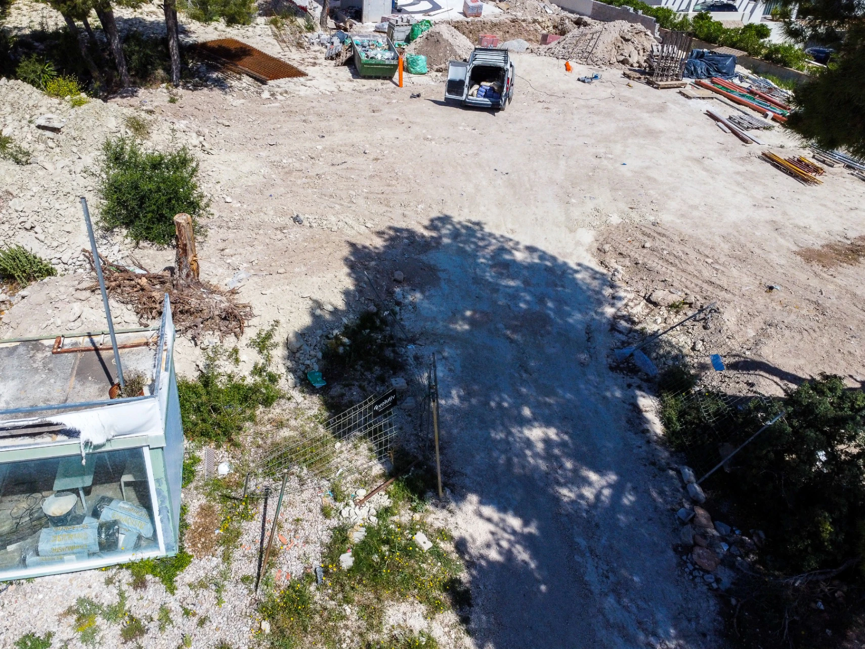 Parcela en Moraira en venta con vista al mar y con toda la infraestructura.
