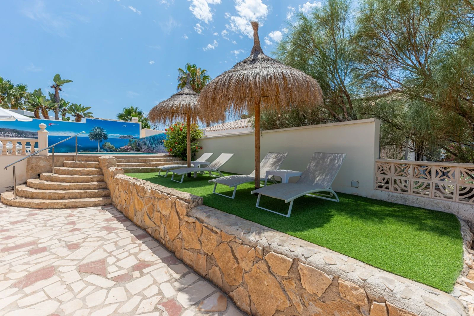 Geräumige Villa mit 7 Schlafzimmern, nur einen Schritt vom Zentrum von Moraira entfernt.