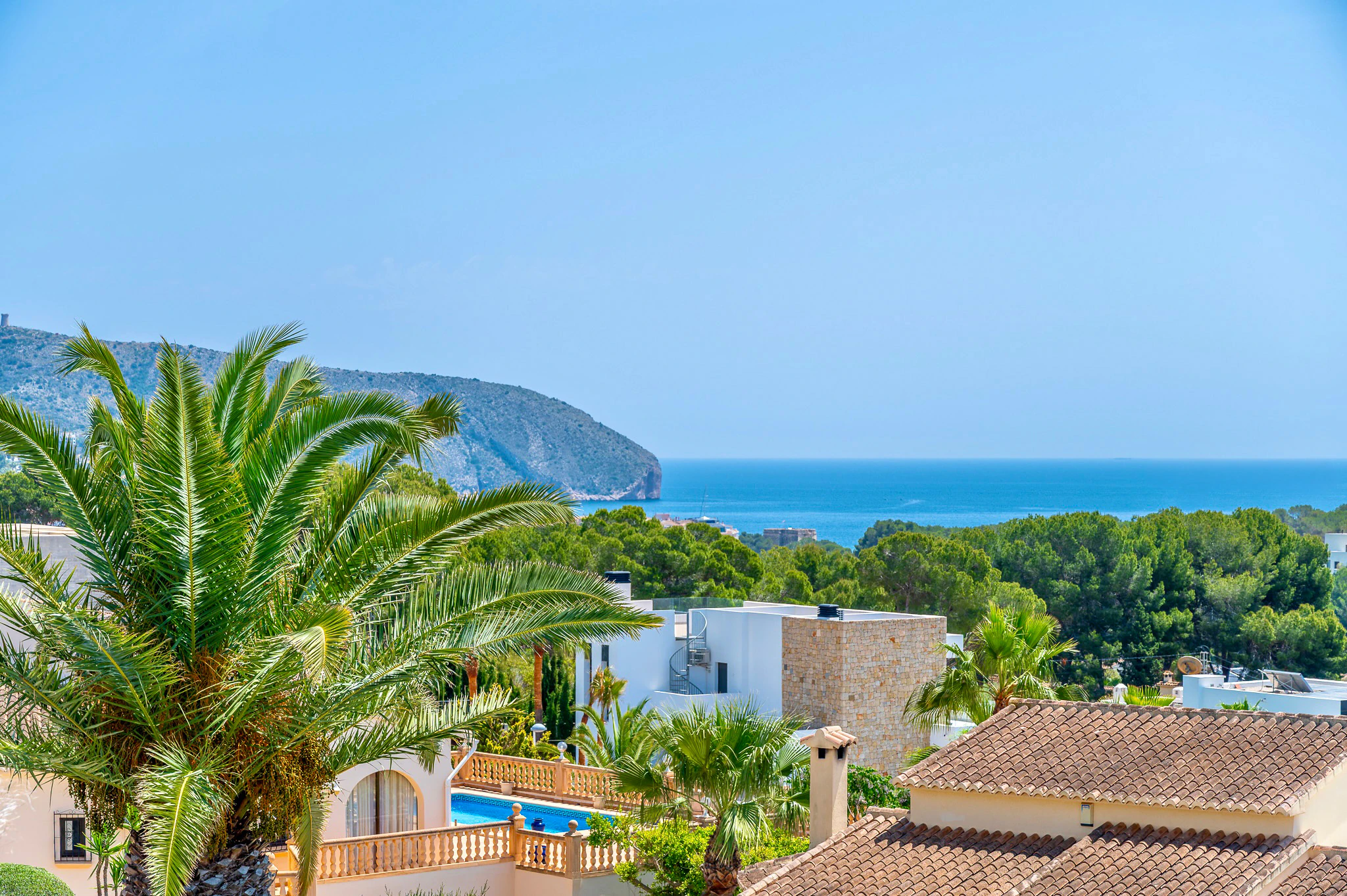Exklusive, trendige und vollständig renovierte Villa mit Panoramameerblick zum Verkauf in Moraira – Toplage in der Nähe von Zentrum und Strand.
