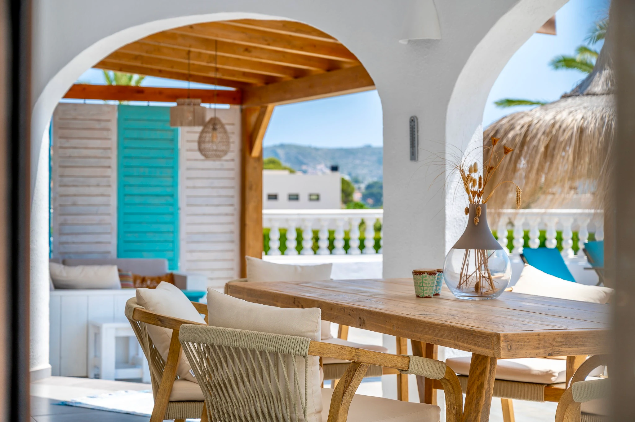 Exklusive, trendige und vollständig renovierte Villa mit Panoramameerblick zum Verkauf in Moraira – Toplage in der Nähe von Zentrum und Strand.