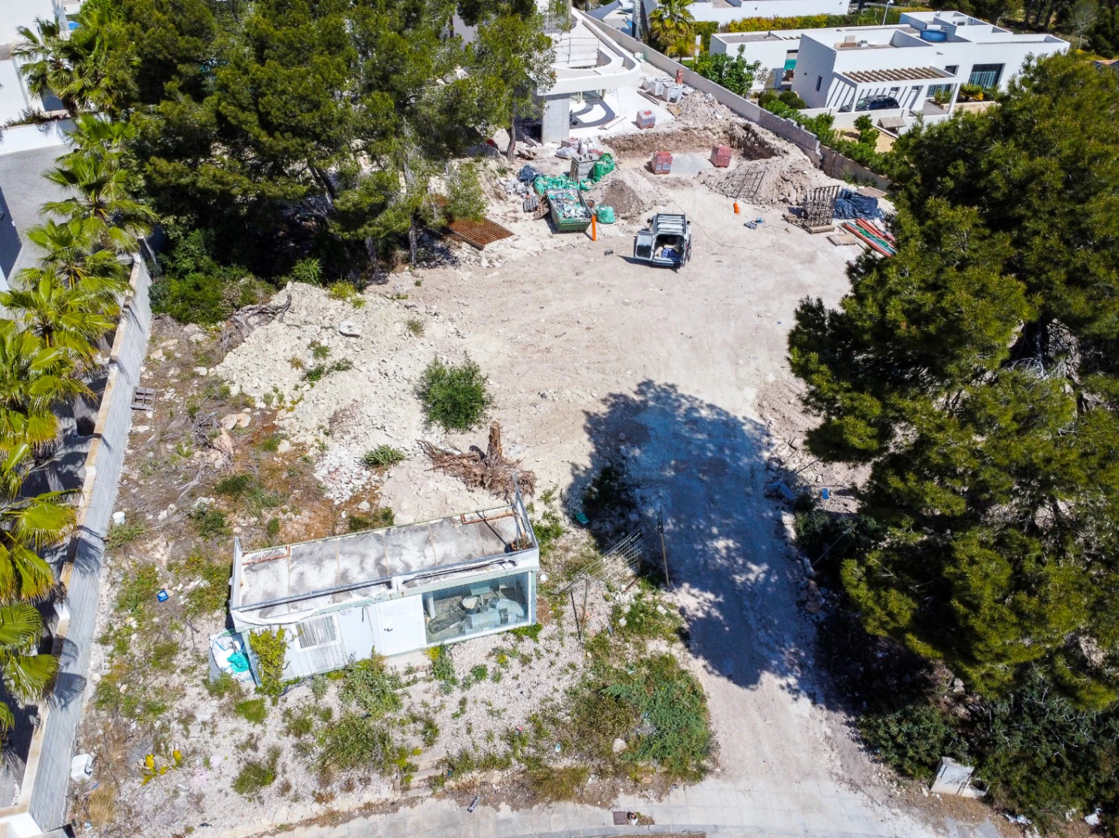 Parcela en Moraira en venta con vista al mar y con toda la infraestructura.