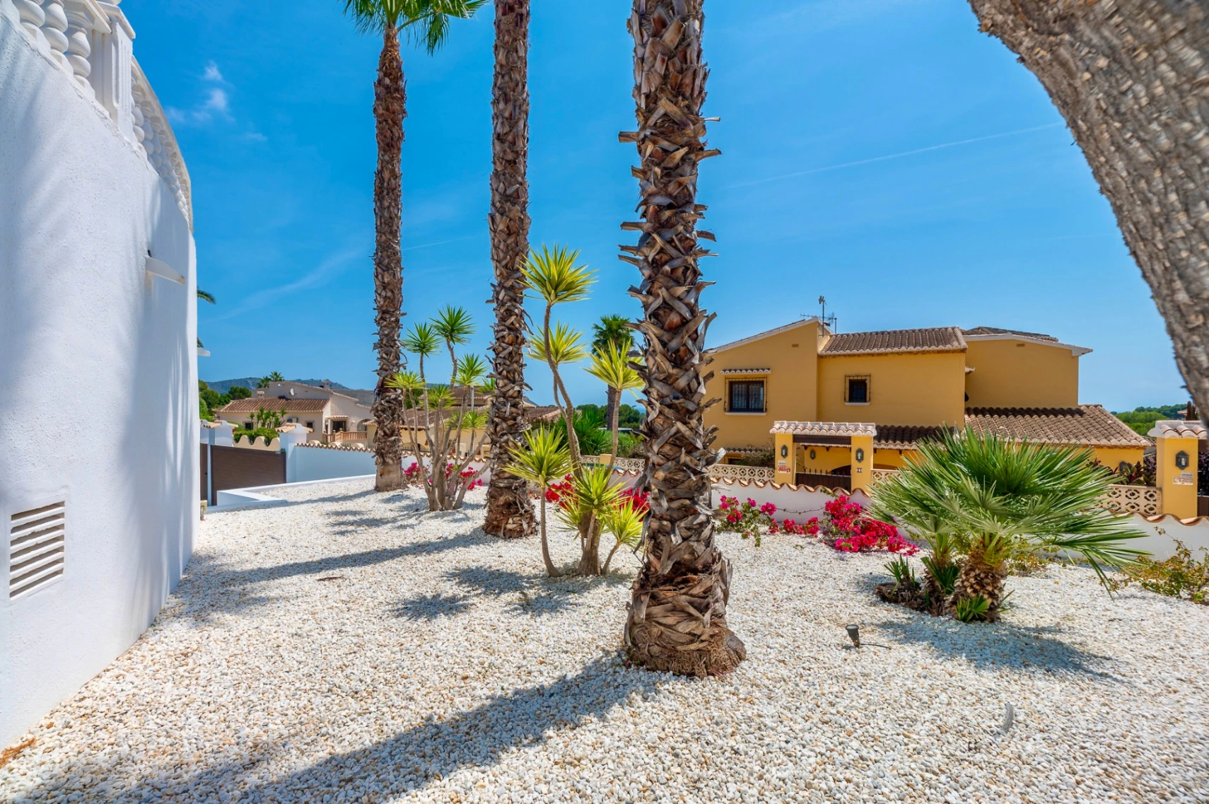 Exklusive, trendige und vollständig renovierte Villa mit Panoramameerblick zum Verkauf in Moraira – Toplage in der Nähe von Zentrum und Strand.