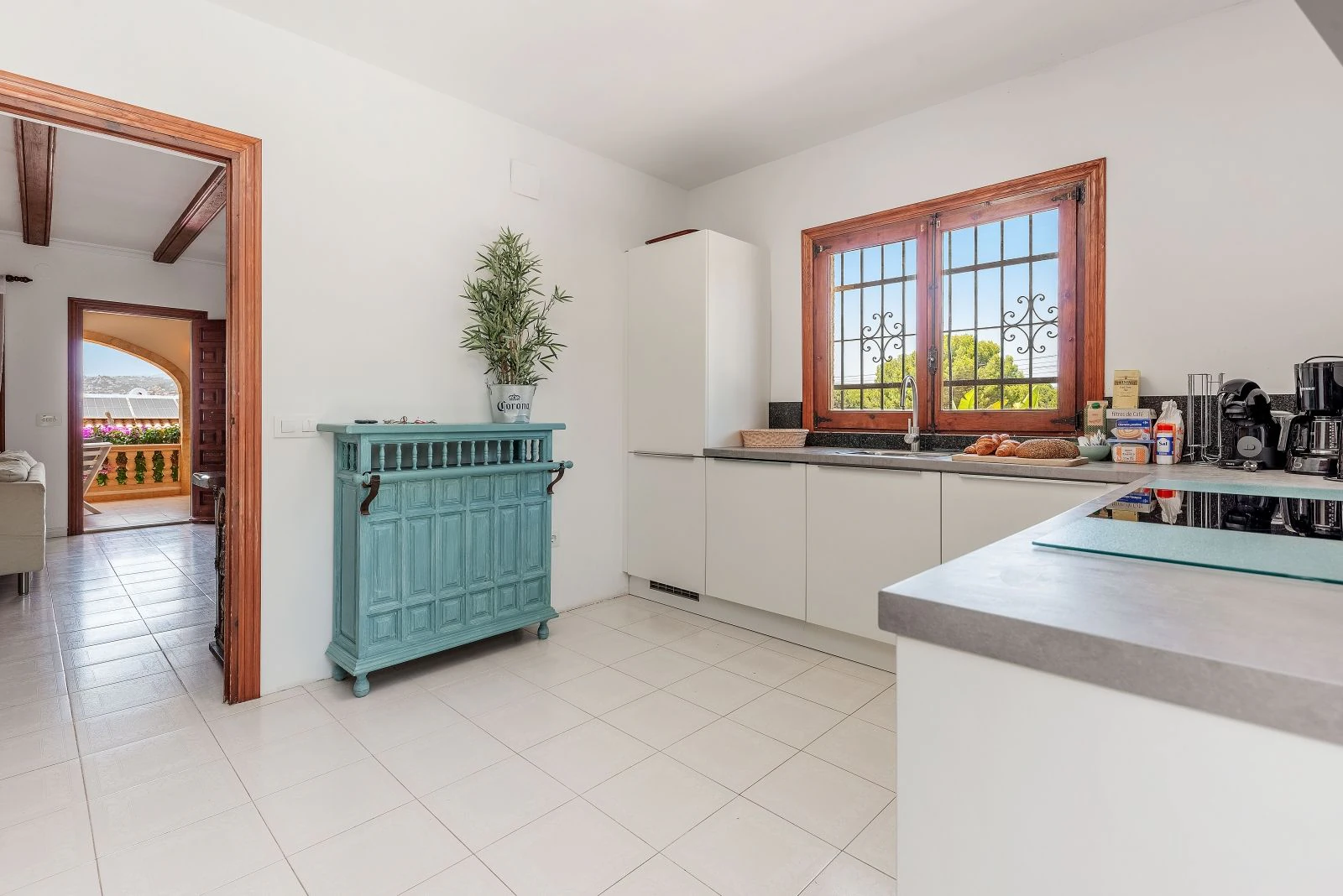 Geräumige Villa mit 7 Schlafzimmern, nur einen Schritt vom Zentrum von Moraira entfernt.