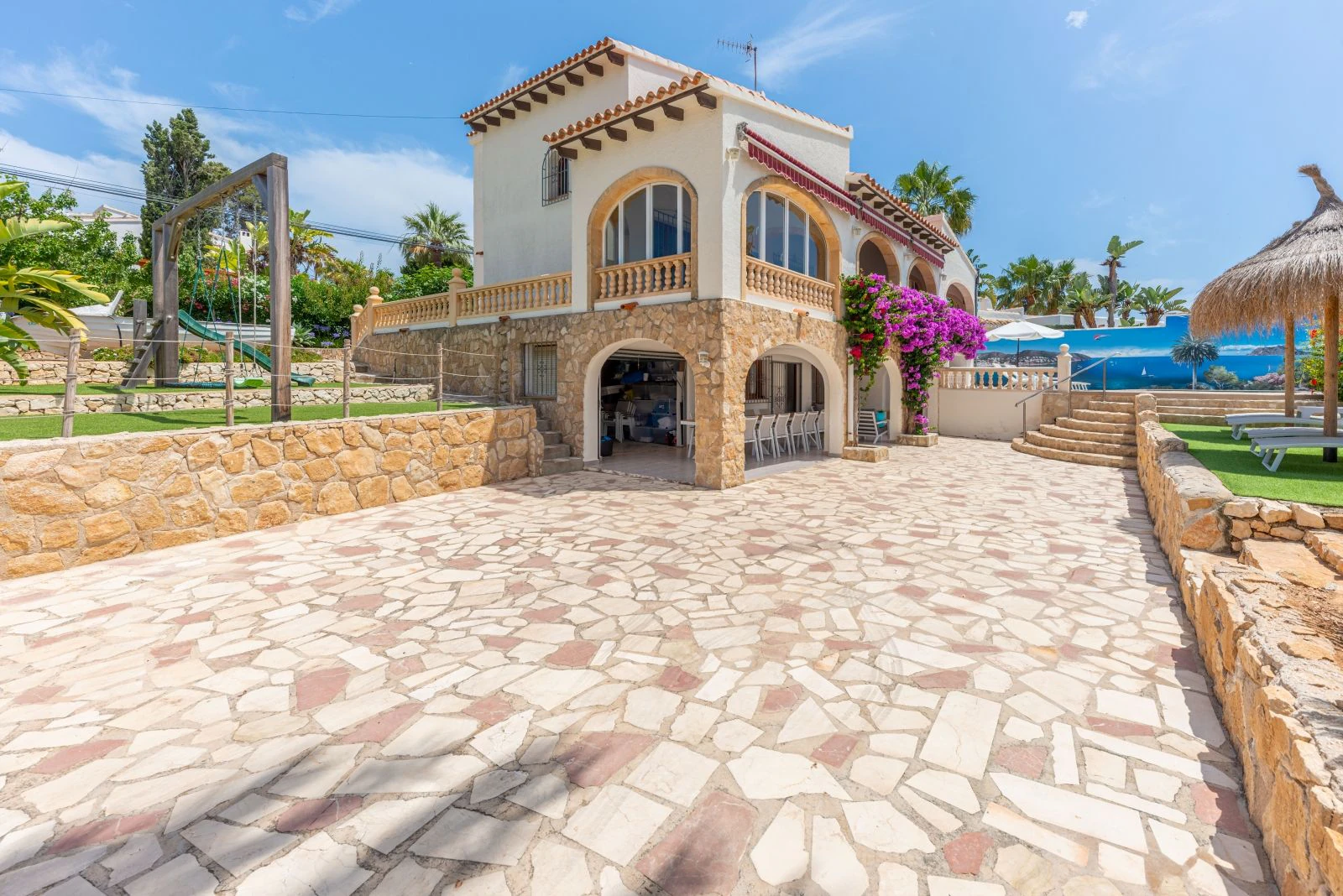 Geräumige Villa mit 7 Schlafzimmern, nur einen Schritt vom Zentrum von Moraira entfernt.