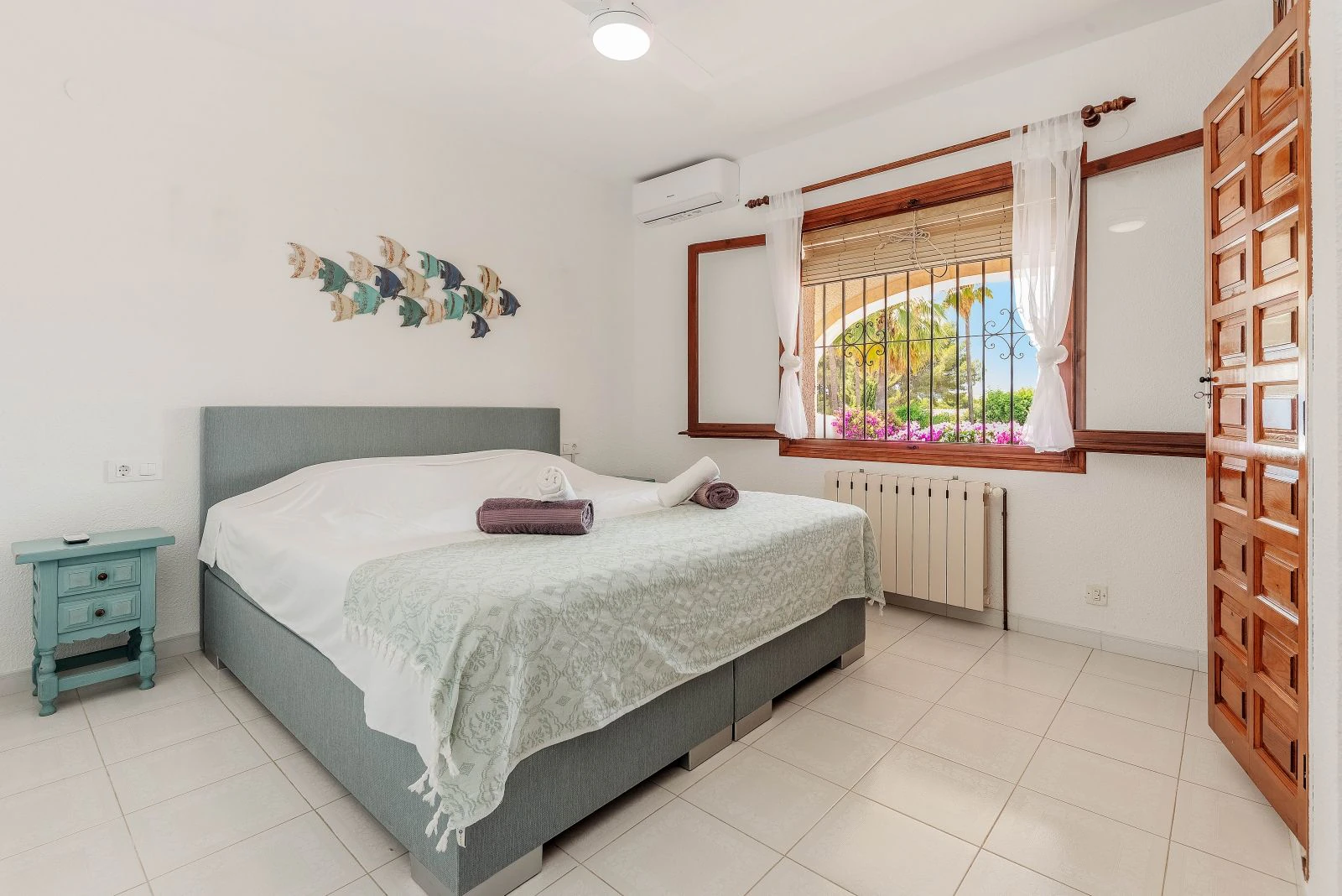 Geräumige Villa mit 7 Schlafzimmern, nur einen Schritt vom Zentrum von Moraira entfernt.