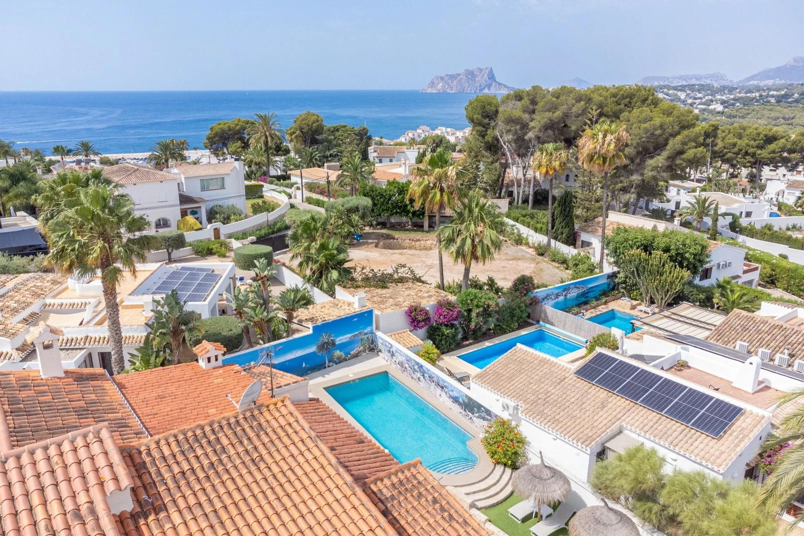 Geräumige Villa mit 7 Schlafzimmern, nur einen Schritt vom Zentrum von Moraira entfernt.
