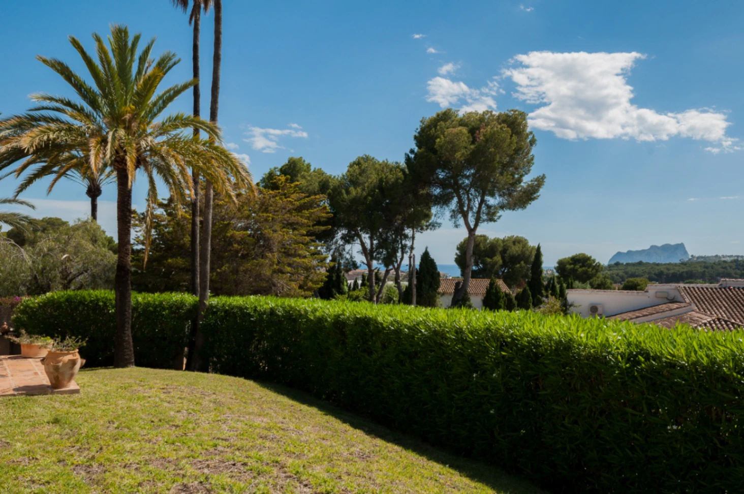 Villa con impresionantes vistas abiertas y vistas parciales al mar en venta en Pla Del Mar, Moraira