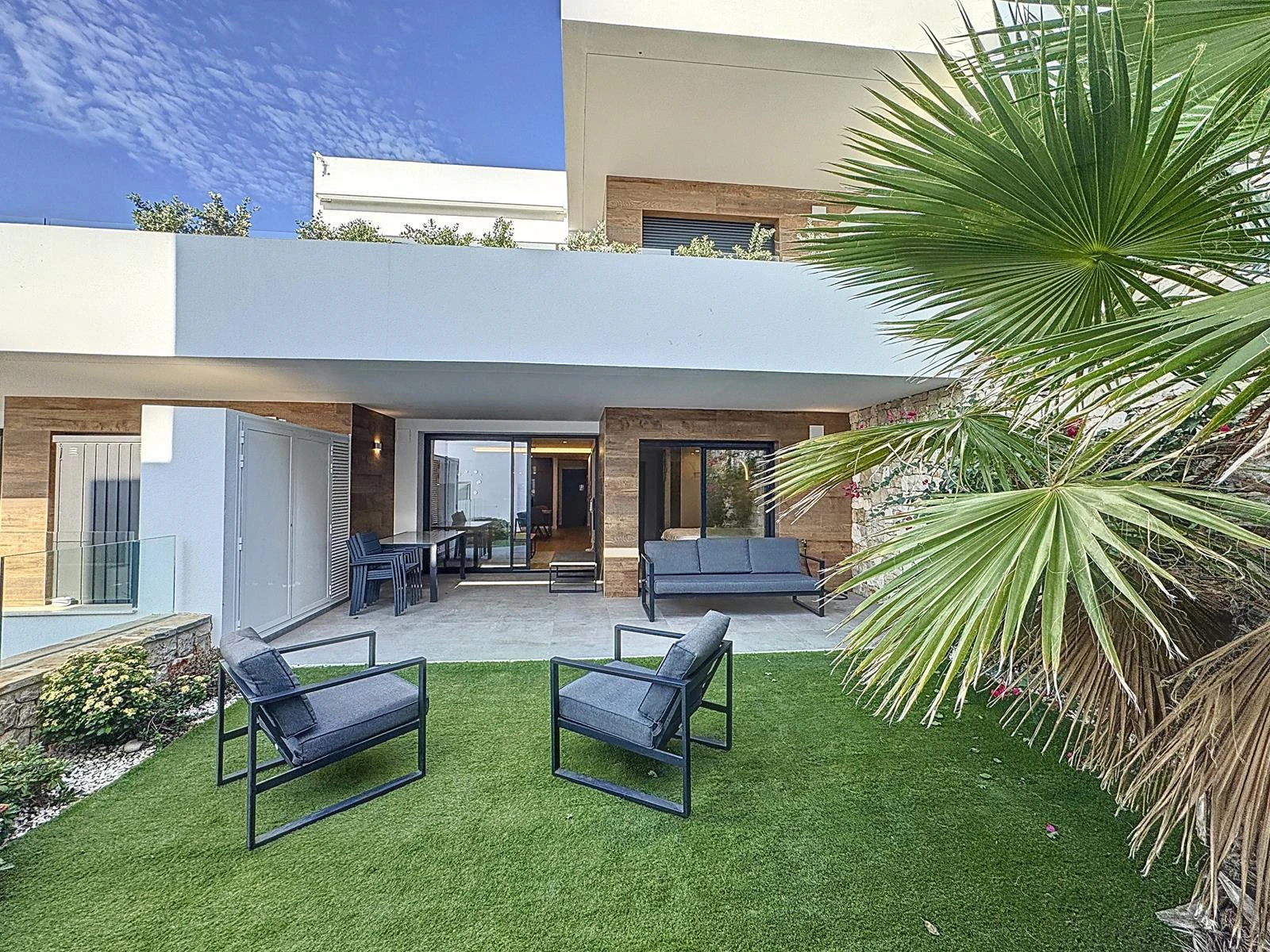 Cumbre del Sol apartamento moderno con jard&iacute;n privado