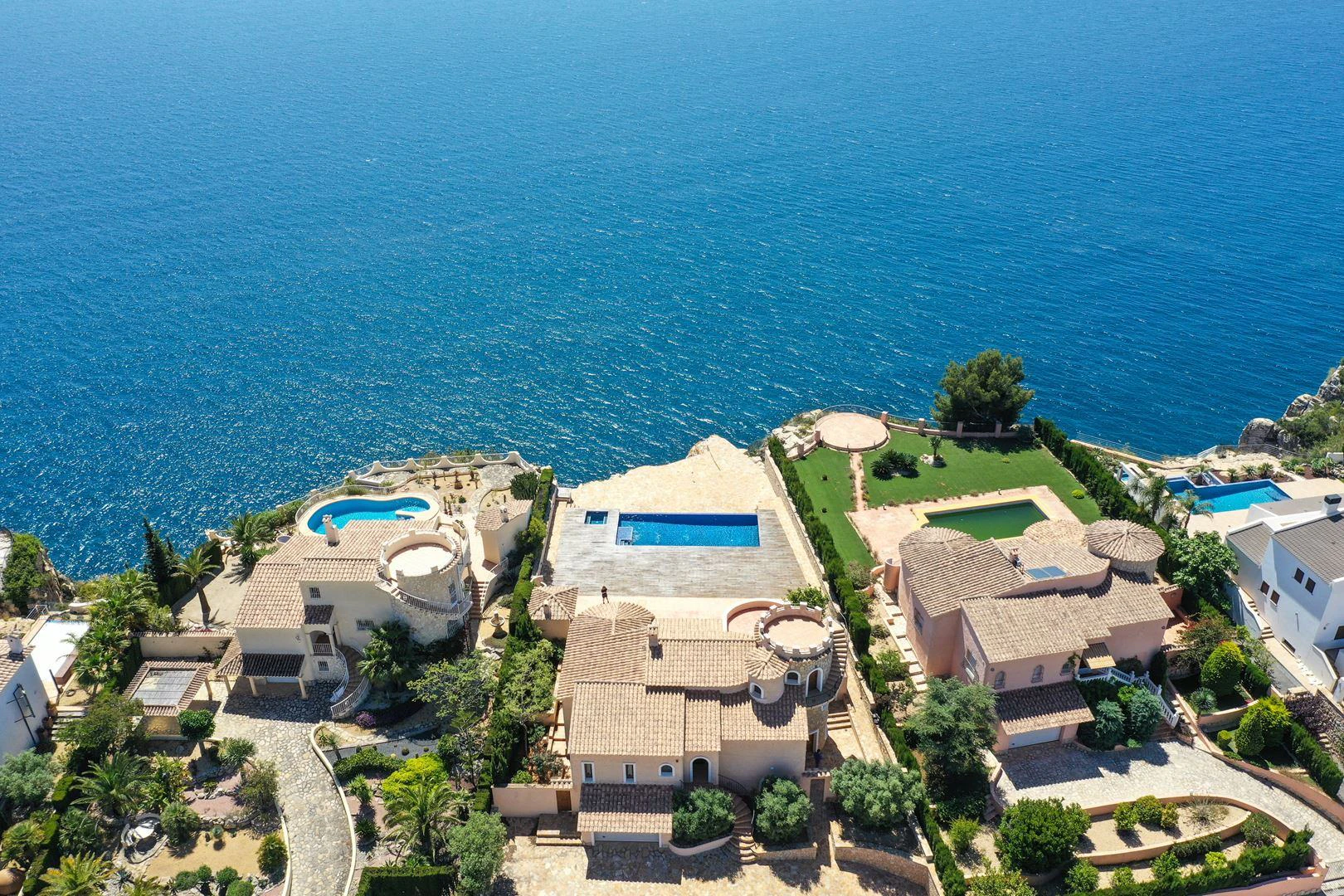 Cumbre del Sol : villa r&eacute;nov&eacute;e en premi&egrave;re ligne de mer offrant une vue spectaculaire sur la mer