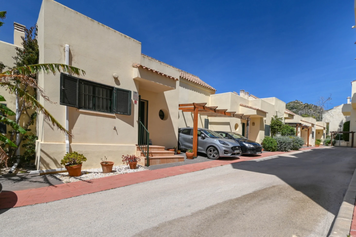 ADOSADO CON 3 HABITACIONES Y 2 BAÑOS, VISTAS ABIERTAS, PISCINA COMUN, BENITACHELL