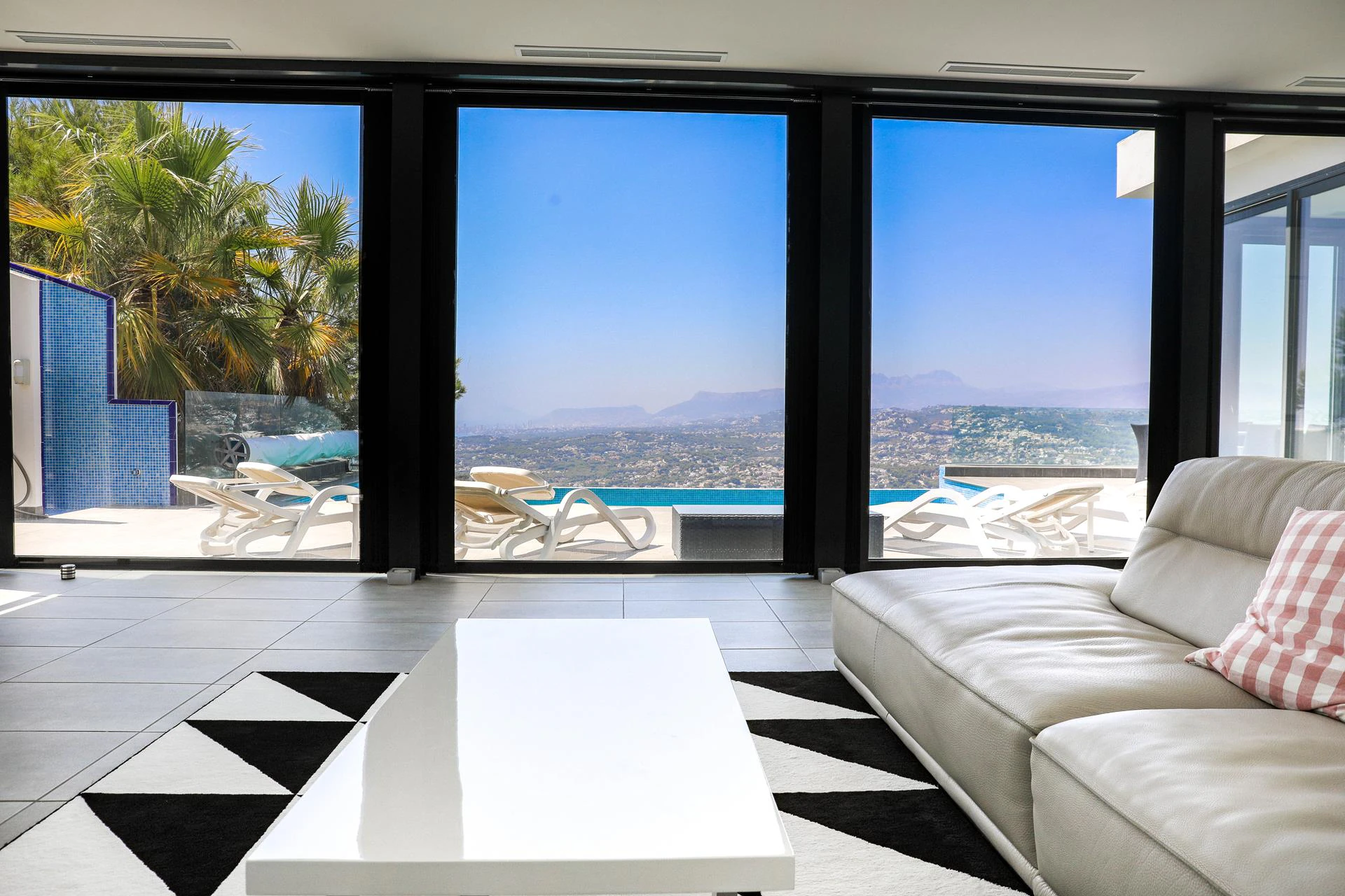 Cumbre del Sol villa moderna con impresionantes vistas al mar