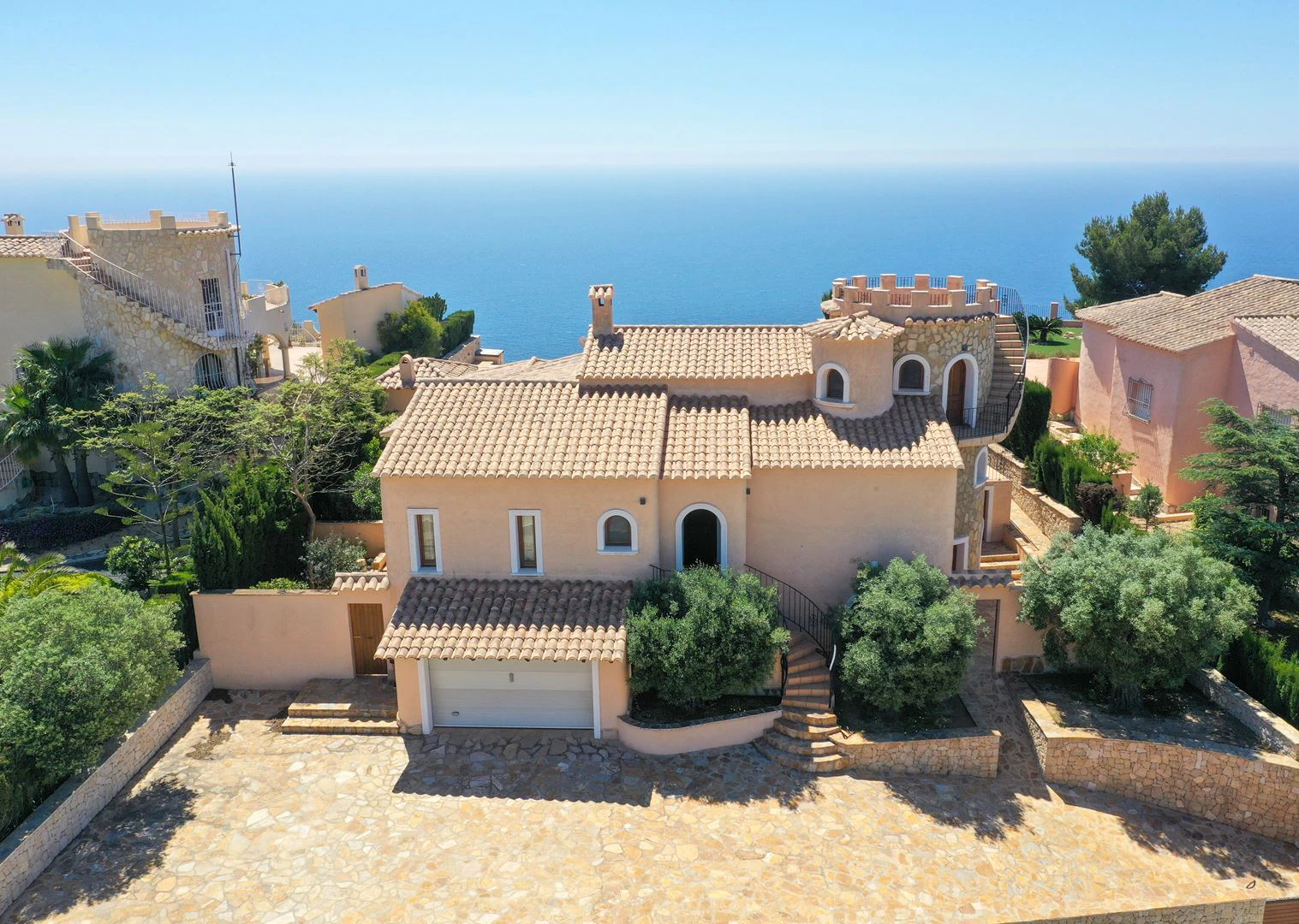 Cumbre del Sol villa reformada en primera línea con espectaculares vistas al mar