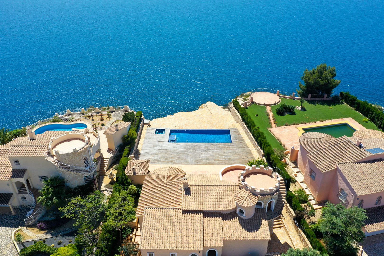 Cumbre del Sol villa reformada en primera línea con espectaculares vistas al mar
