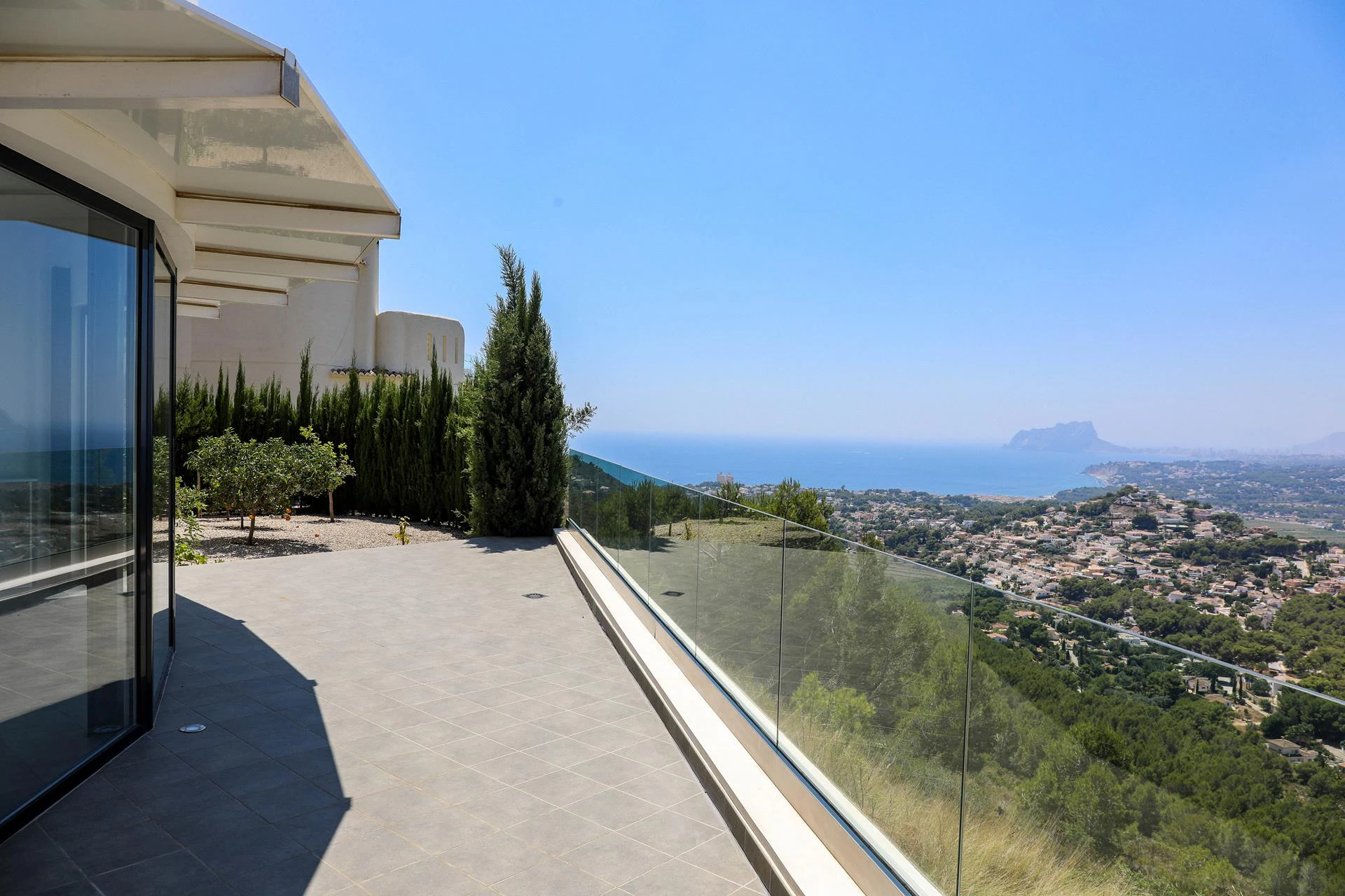 Cumbre del Sol villa moderna con impresionantes vistas al mar