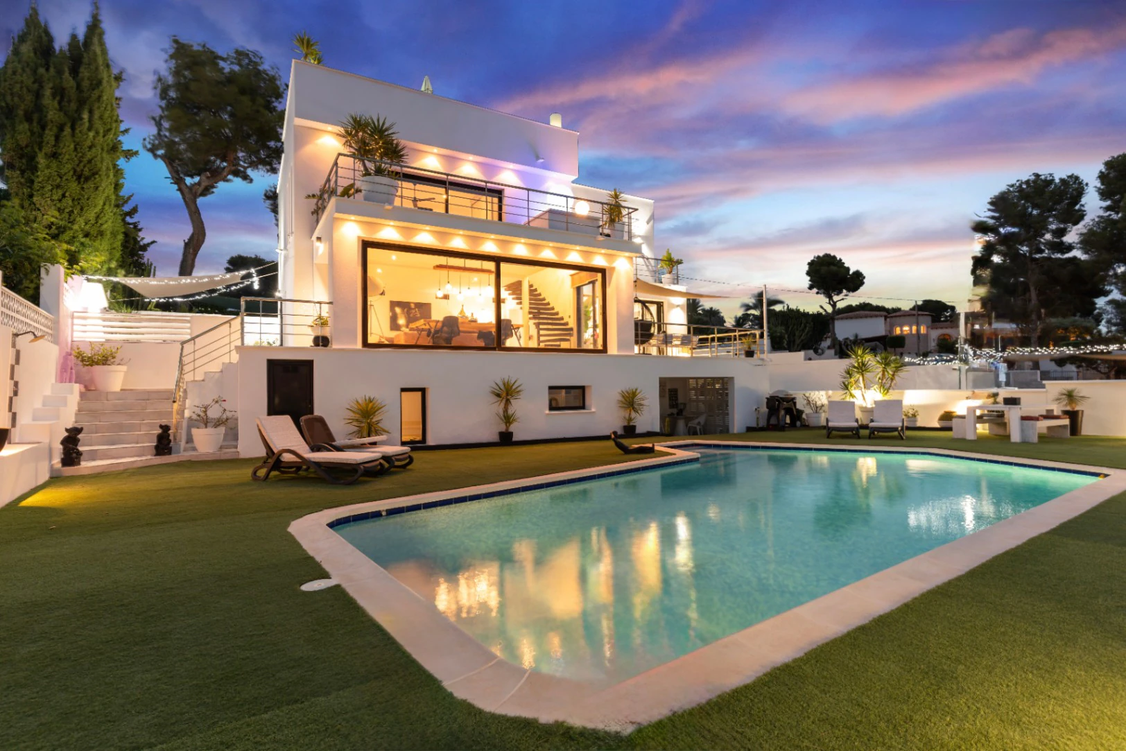 Villa de lujo con vistas al mar en venta en Moraira: ubicaci&oacute;n privilegiada, piscina privada y m&aacute;xima tranquilidad