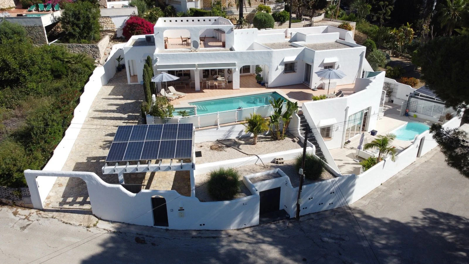 Villa con dos viviendas independientes, bonitas vistas al mar y a un paso de Moraira