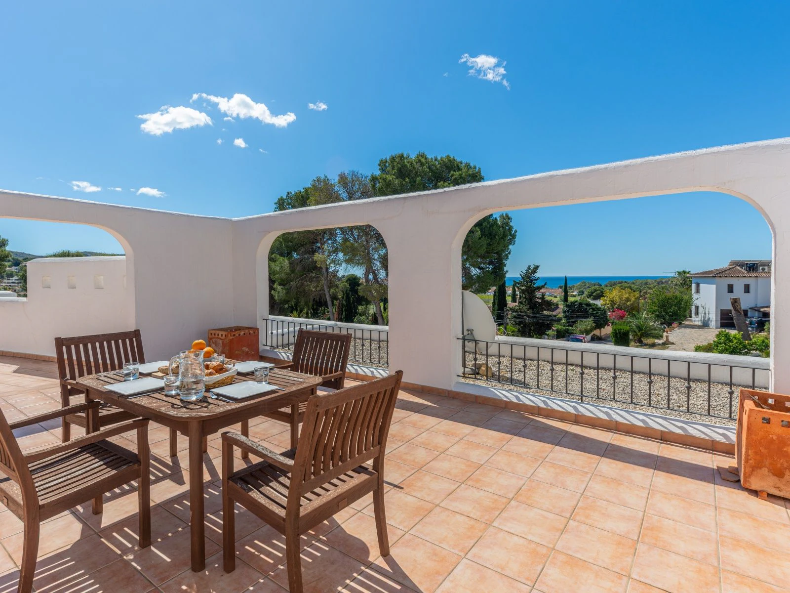 Villa con dos viviendas independientes, bonitas vistas al mar y a un paso de Moraira