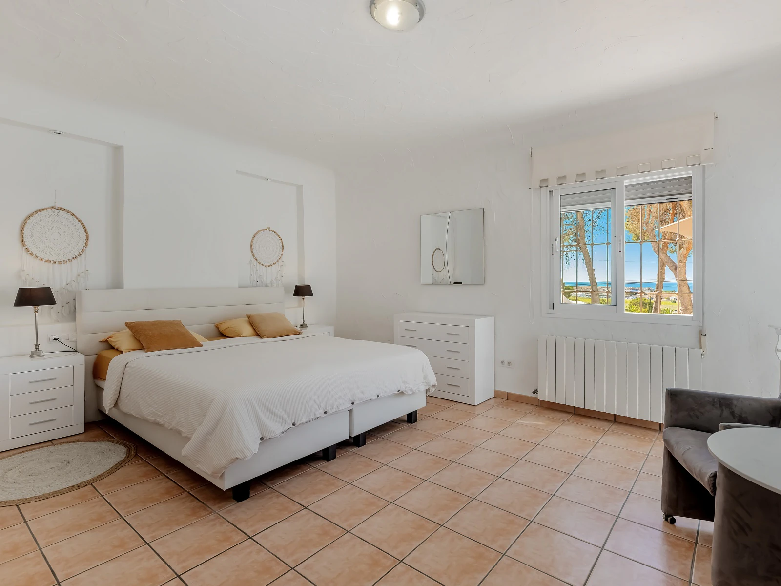 Villa con dos viviendas independientes, bonitas vistas al mar y a un paso de Moraira