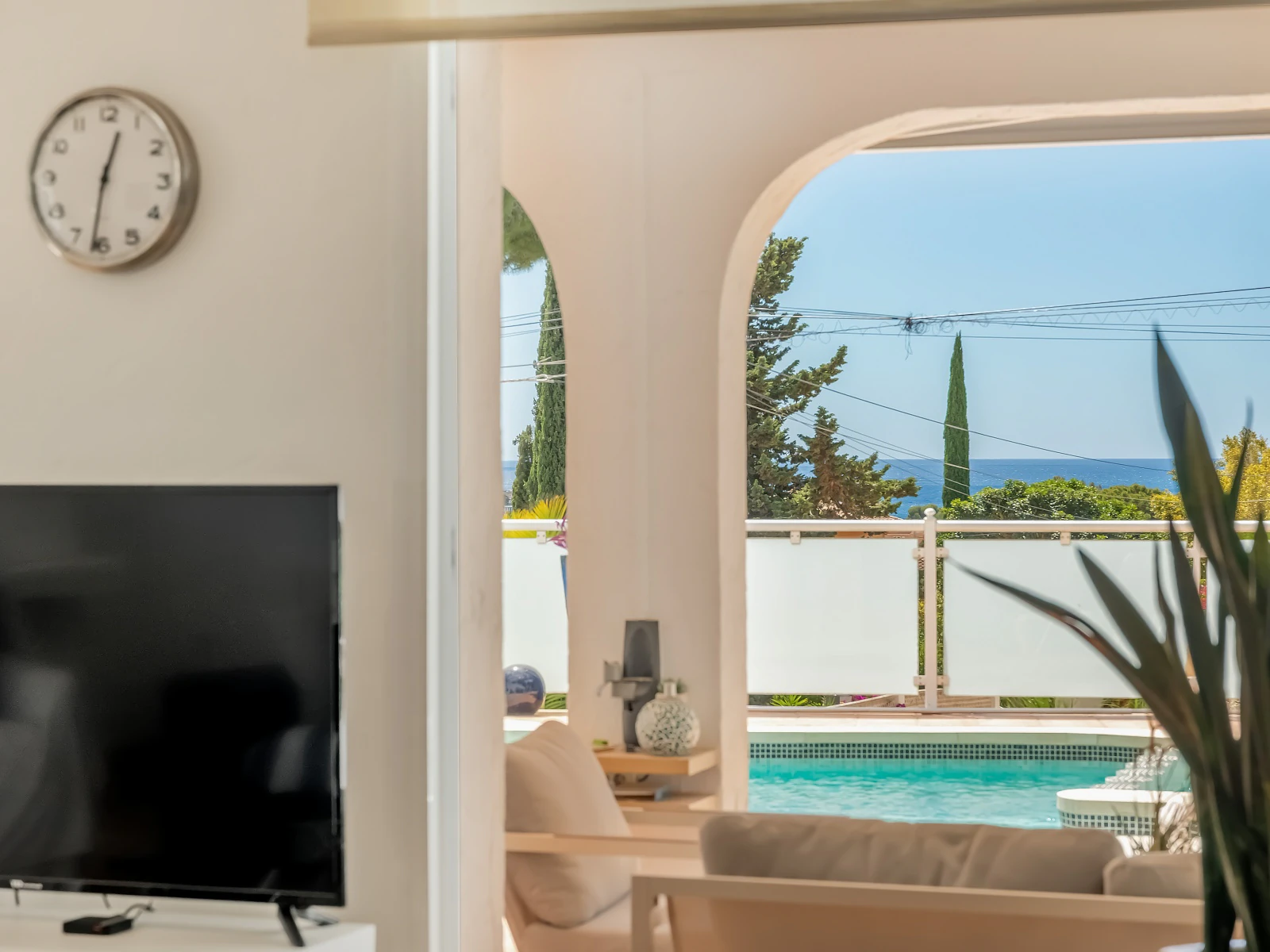Villa con dos viviendas independientes, bonitas vistas al mar y a un paso de Moraira