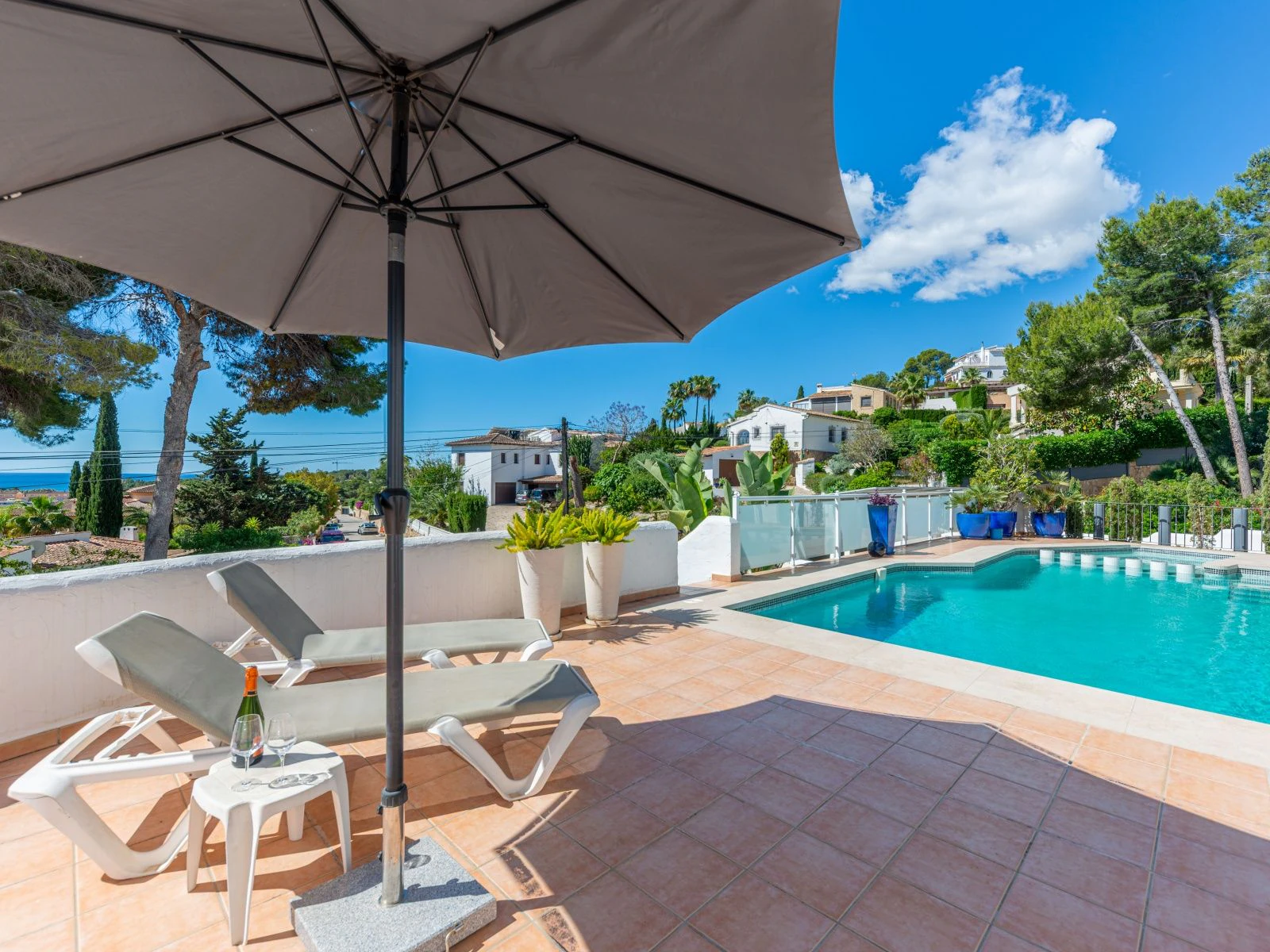 Villa con dos viviendas independientes, bonitas vistas al mar y a un paso de Moraira