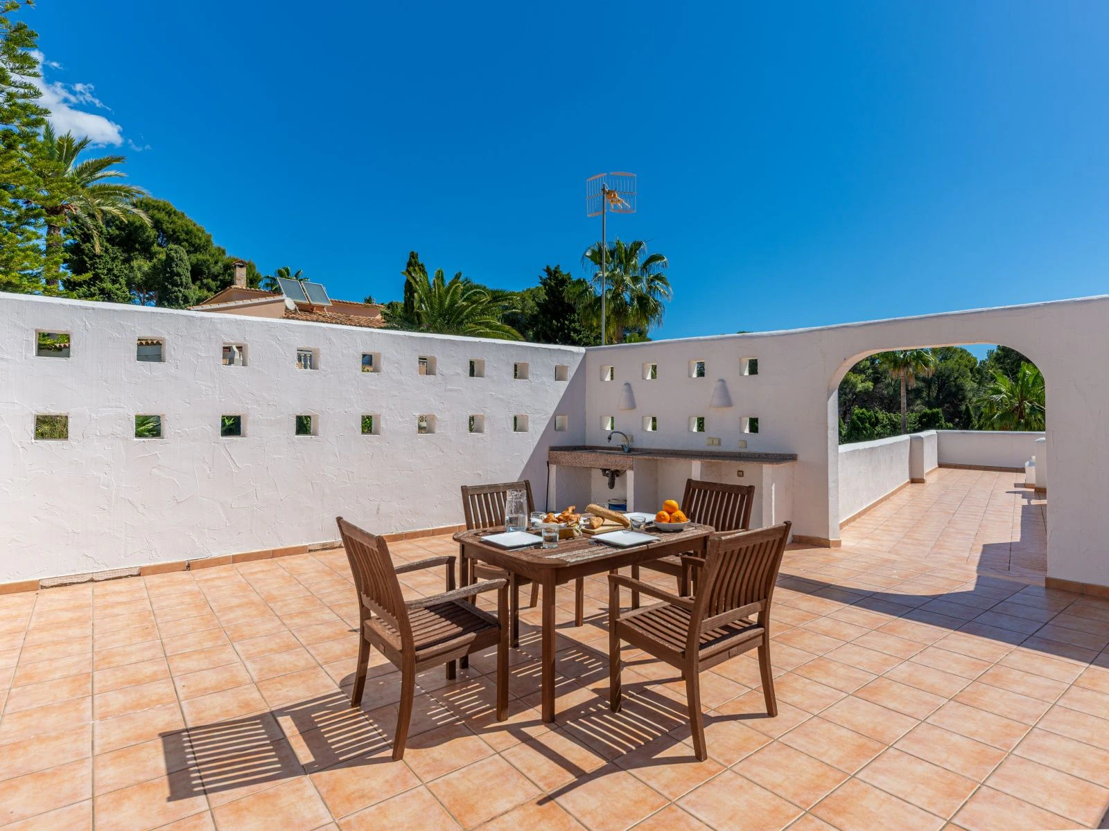 Villa con dos viviendas independientes, bonitas vistas al mar y a un paso de Moraira