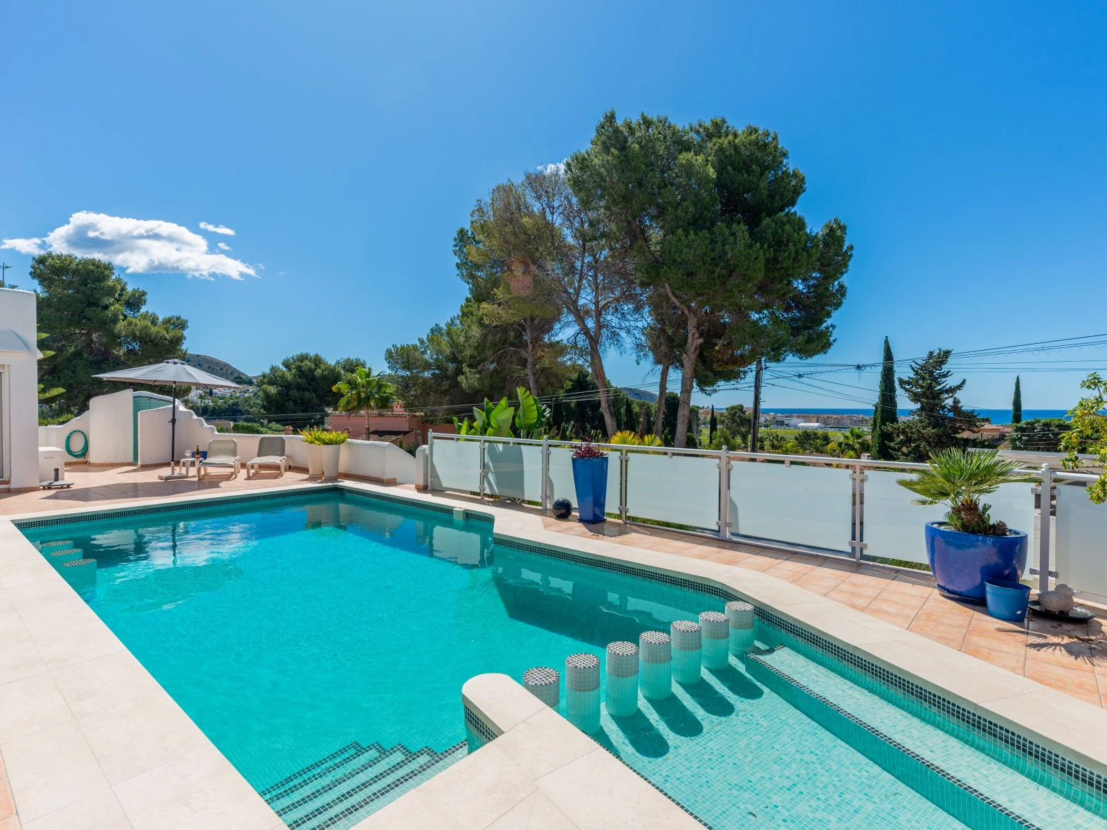 Villa con dos viviendas independientes, bonitas vistas al mar y a un paso de Moraira