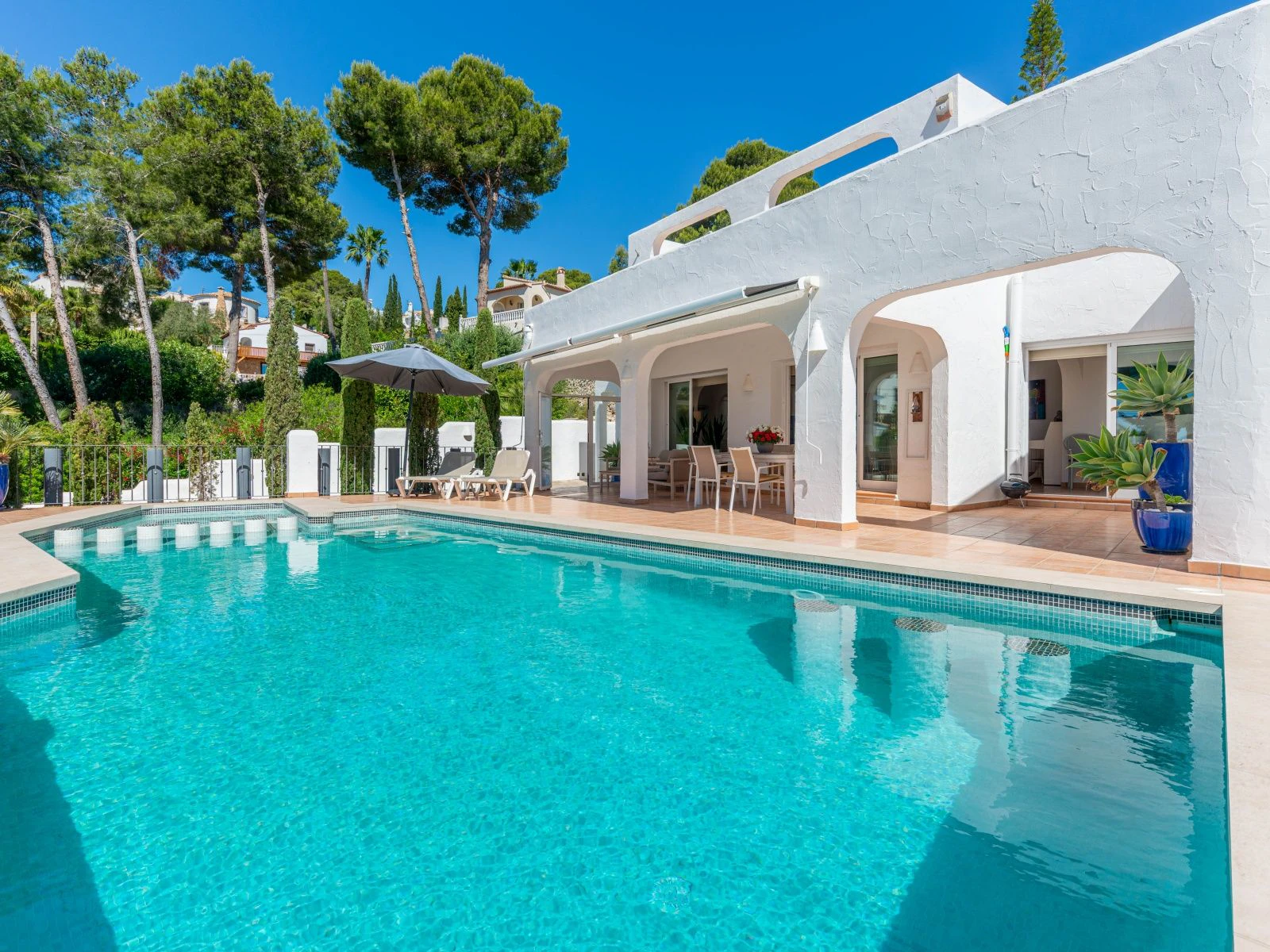 Villa con dos viviendas independientes, bonitas vistas al mar y a un paso de Moraira
