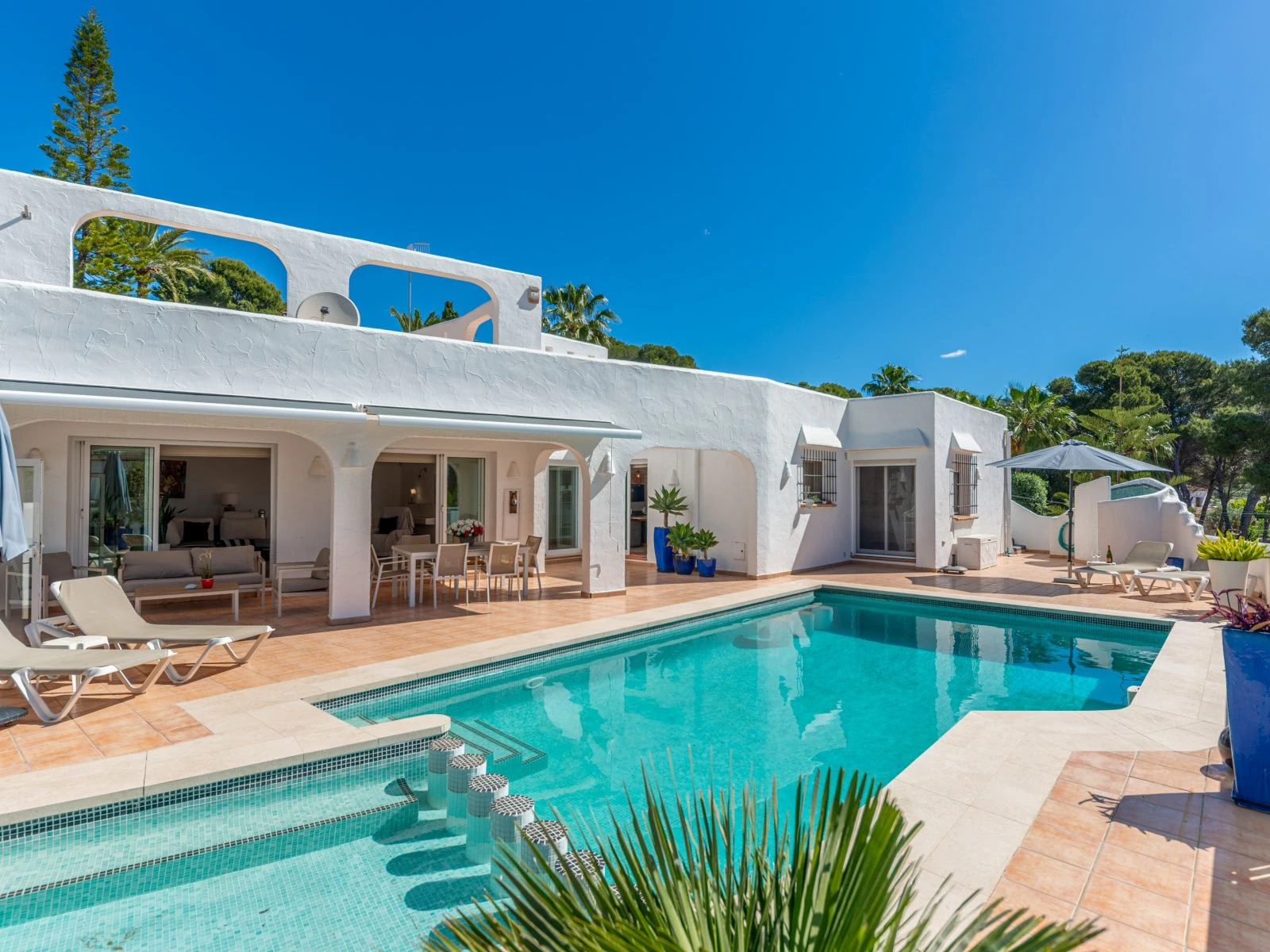 Villa con dos viviendas independientes, bonitas vistas al mar y a un paso de Moraira