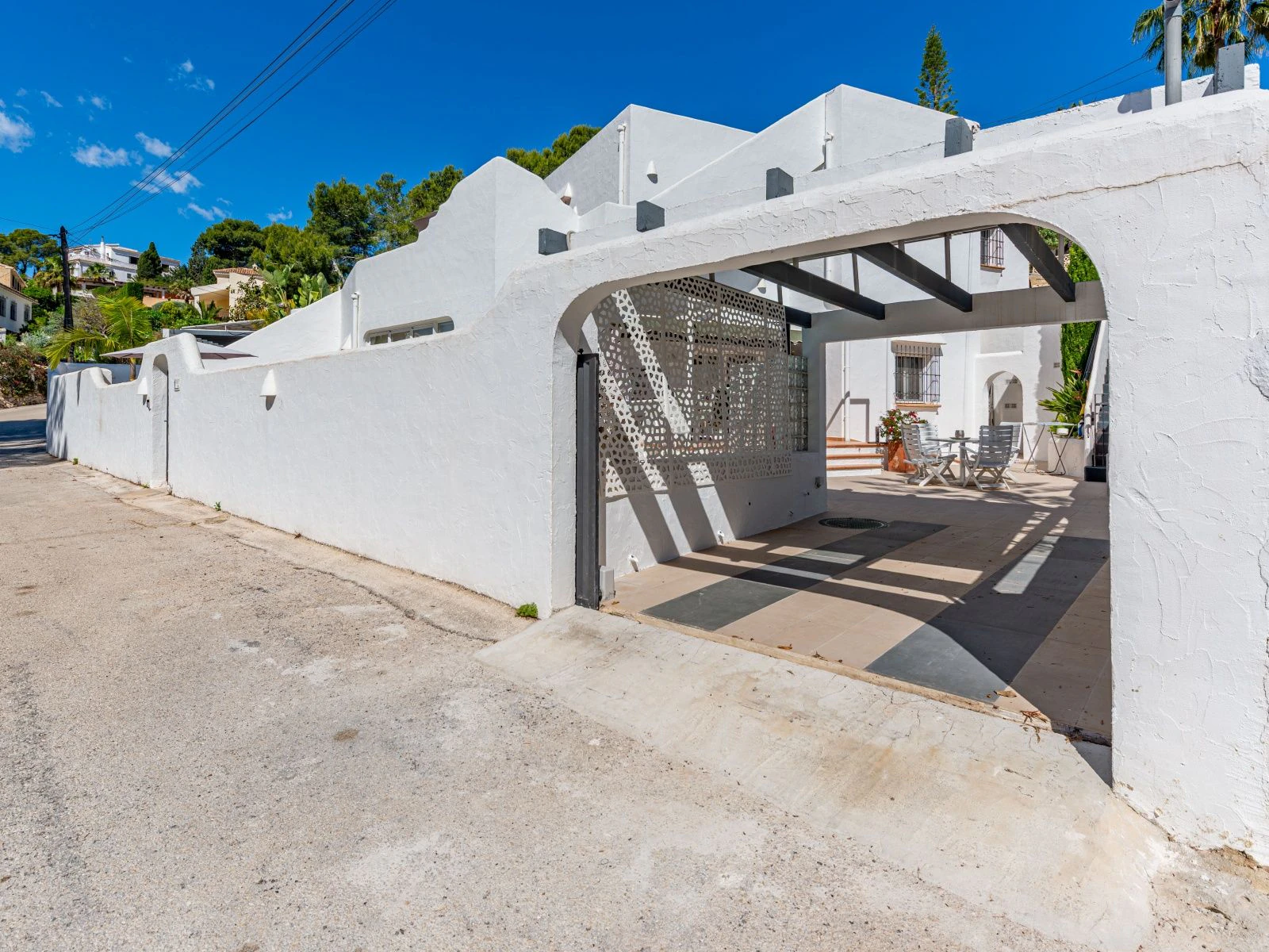 Villa con dos viviendas independientes, bonitas vistas al mar y a un paso de Moraira