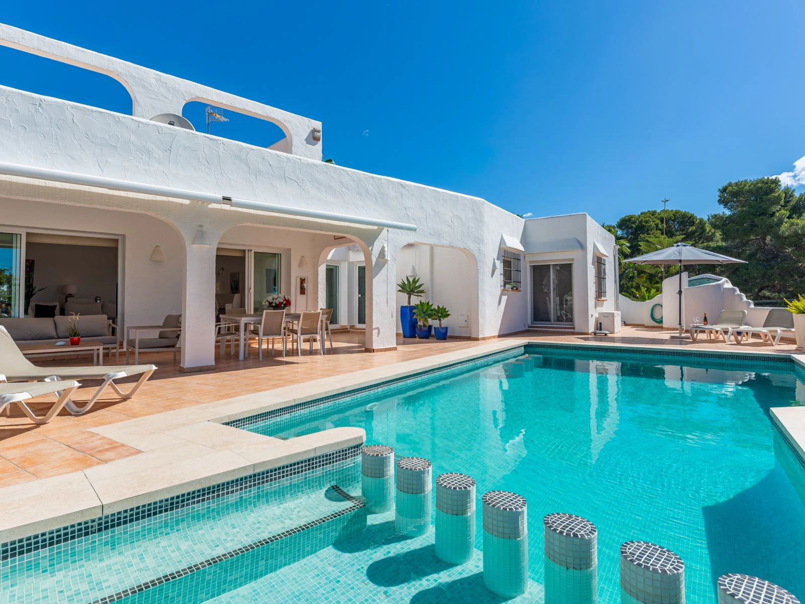 Villa con dos viviendas independientes, bonitas vistas al mar y a un paso de Moraira