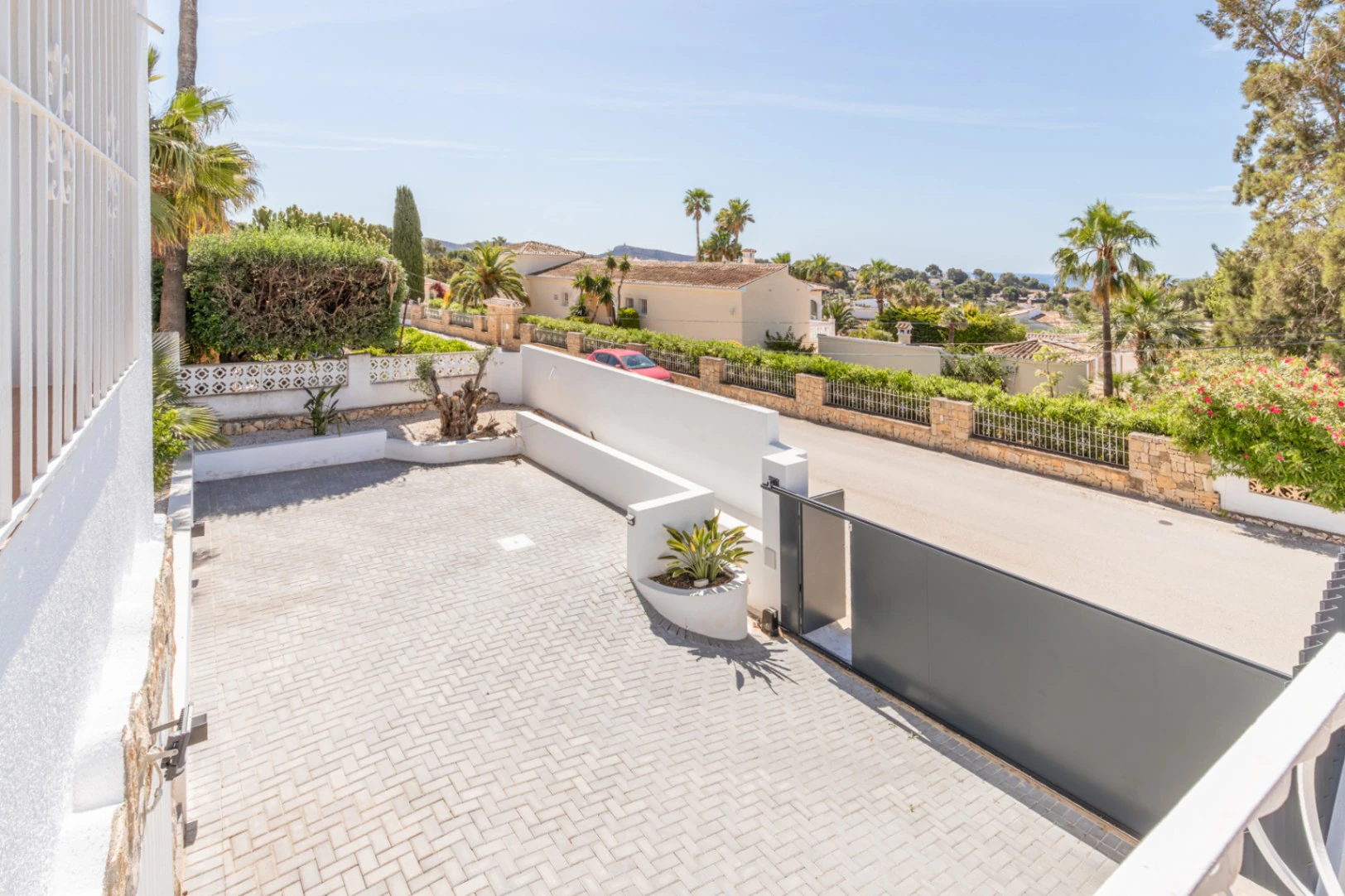 Villa con vistas al mar en venta en Moraira: Amplitud, terrazas y excelente ubicación