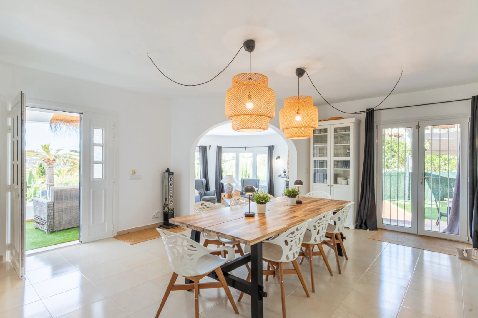 Villa con vistas al mar en venta en Moraira: Amplitud, terrazas y excelente ubicación