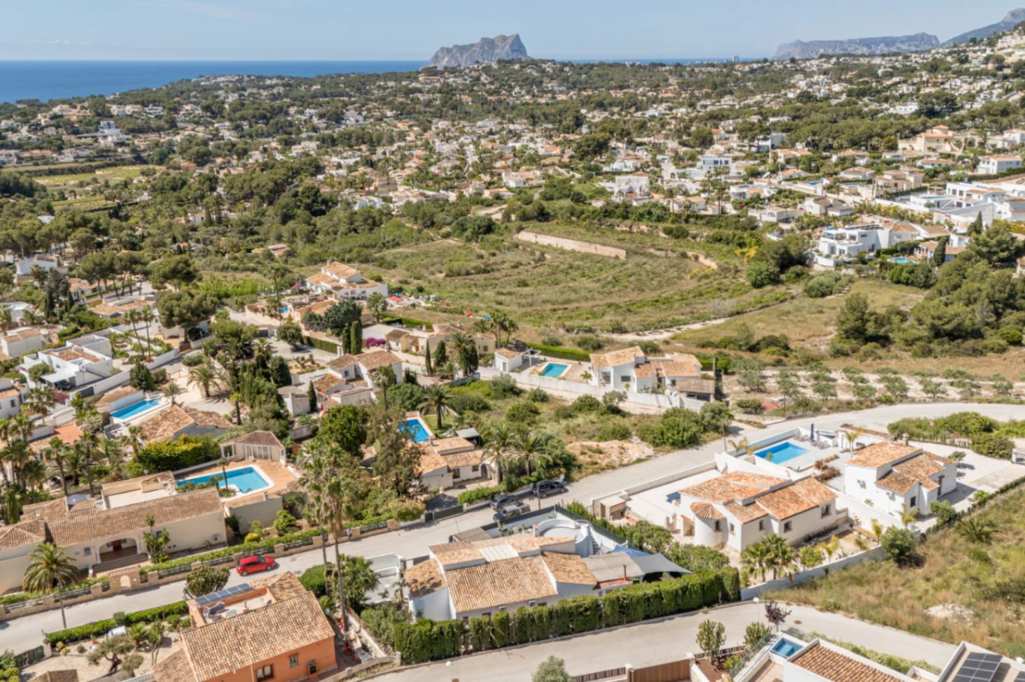 Villa con vistas al mar en venta en Moraira: Amplitud, terrazas y excelente ubicación