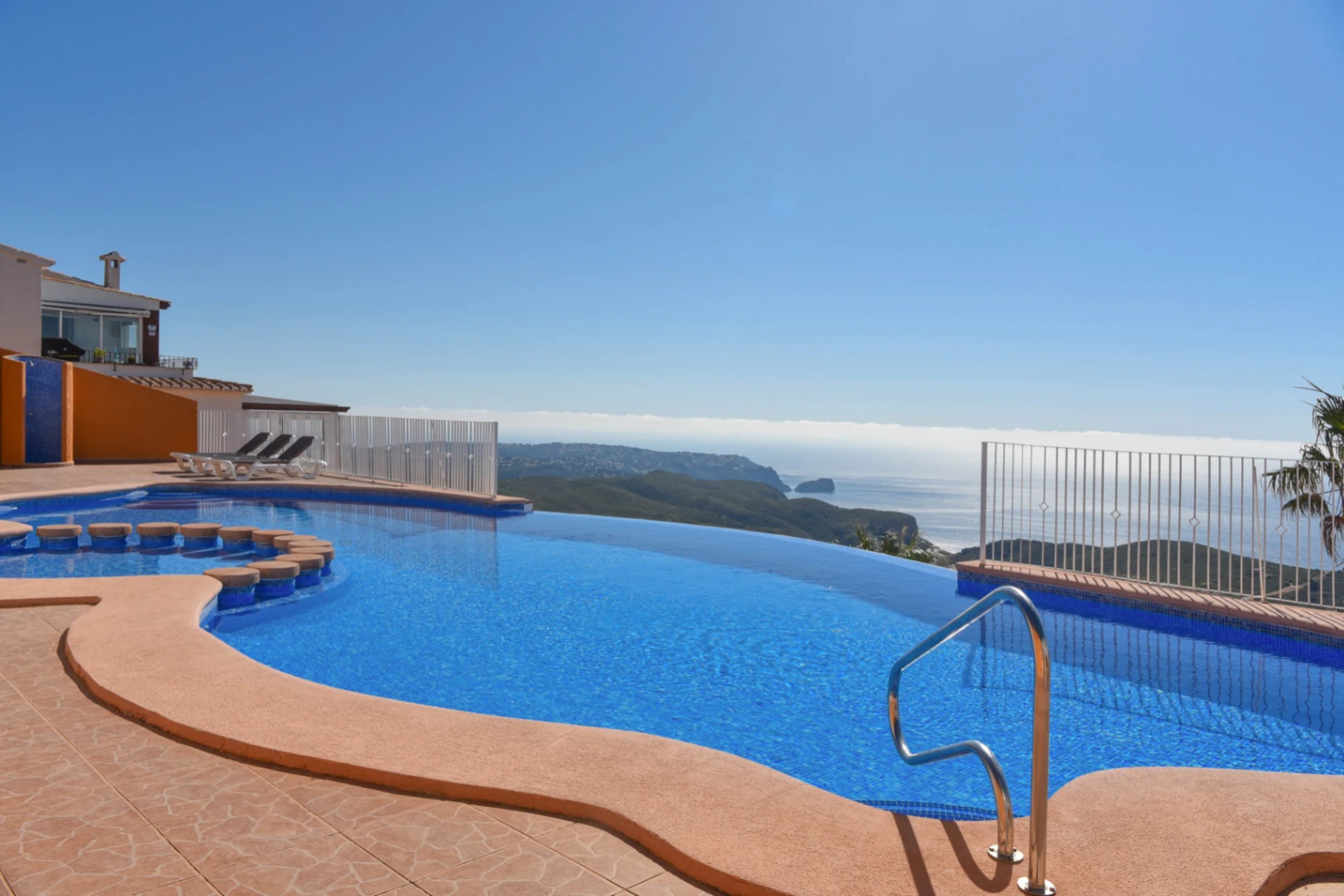 APARTAMENTO EN PUEBLO PANORAMA CON IMPRESIONANTES VISTAS AL MAR. PRIMER PISO