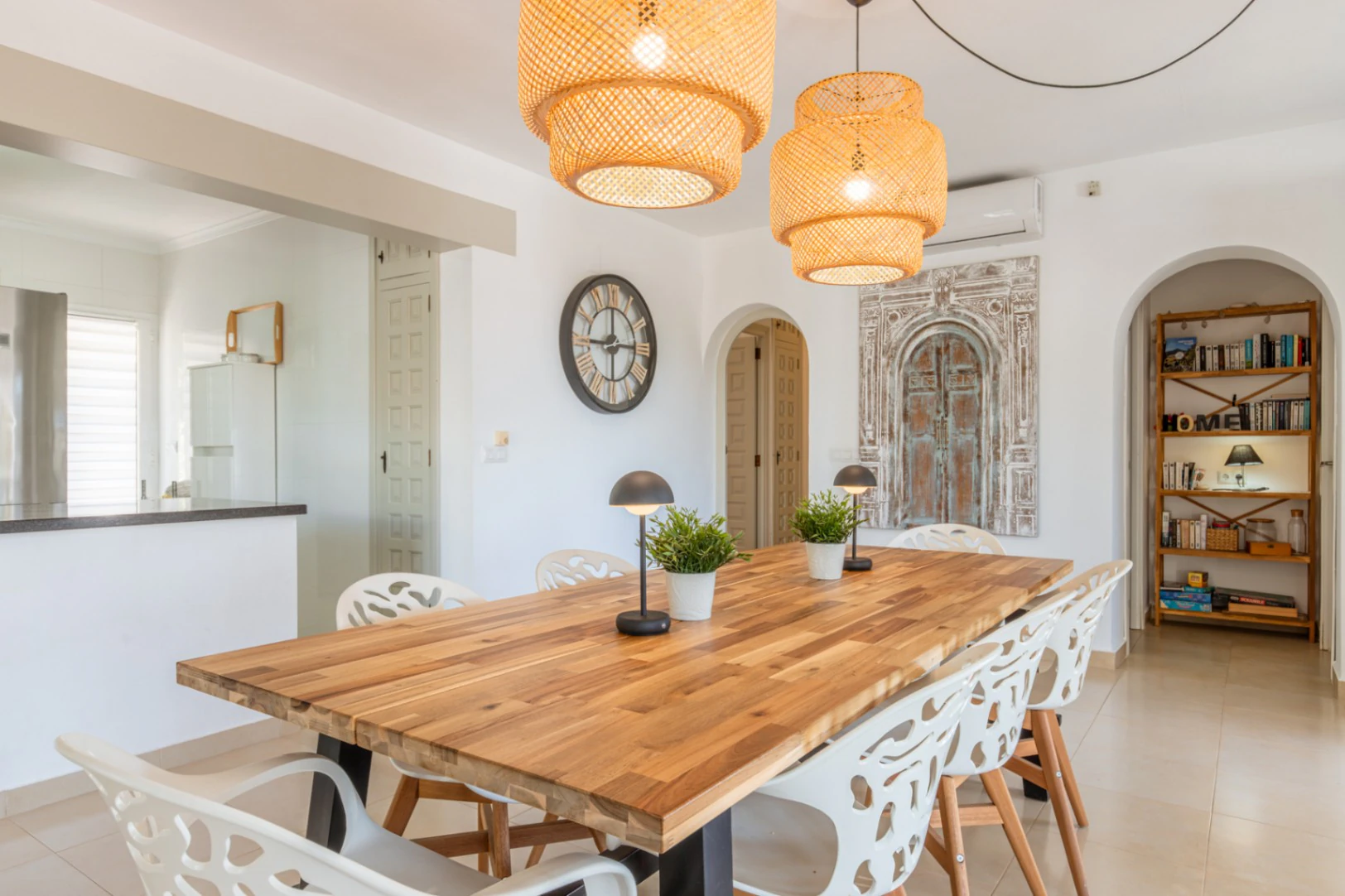 Villa con vistas al mar en venta en Moraira: Amplitud, terrazas y excelente ubicación