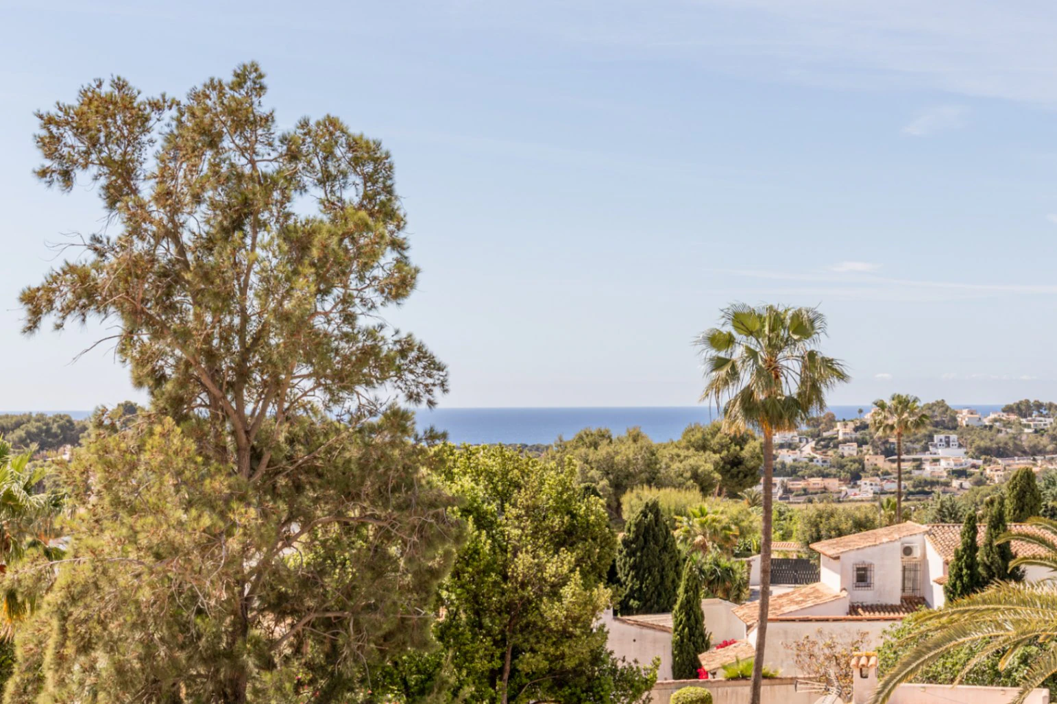 Villa con vistas al mar en venta en Moraira: Amplitud, terrazas y excelente ubicación