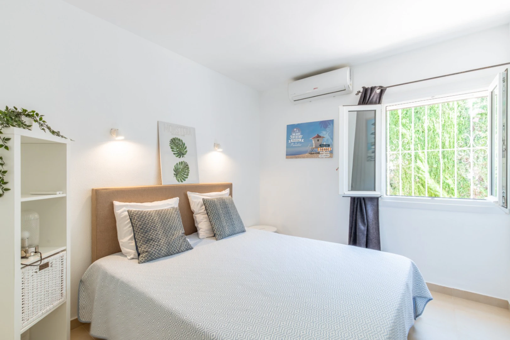 Villa con vistas al mar en venta en Moraira: Amplitud, terrazas y excelente ubicación